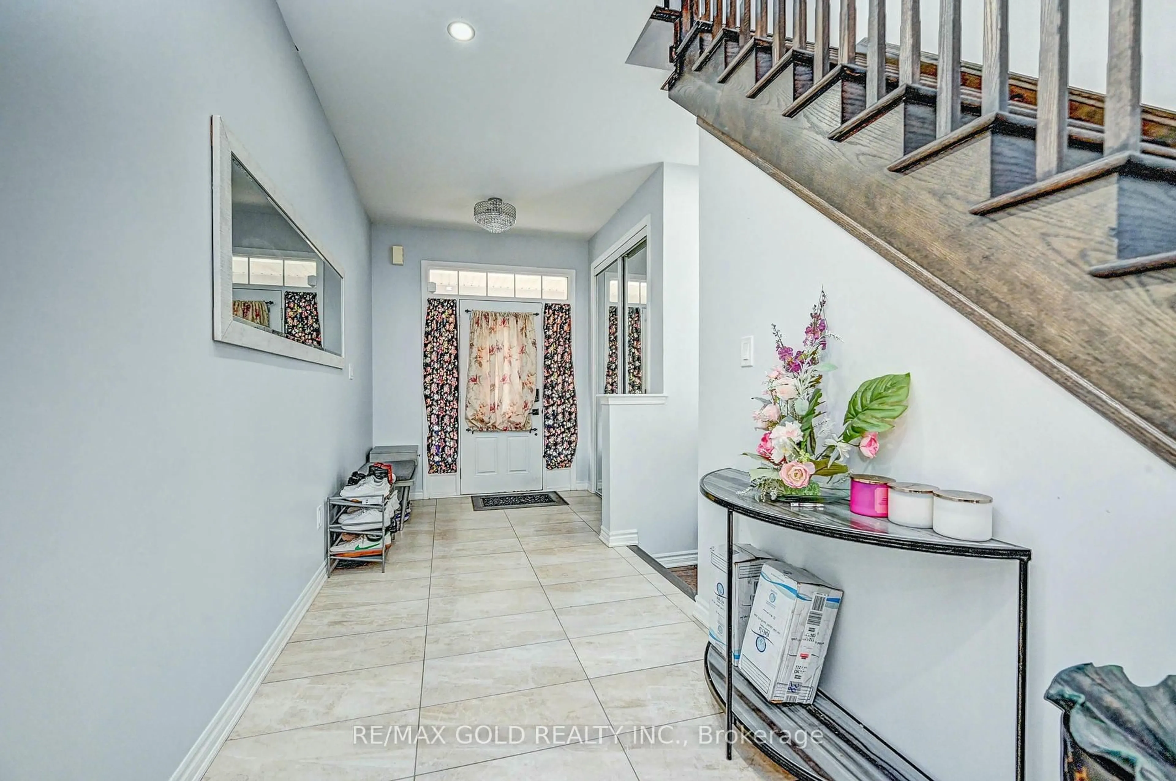 Indoor entryway for 8 Dressage Tr, Cambridge Ontario N3E 0C3