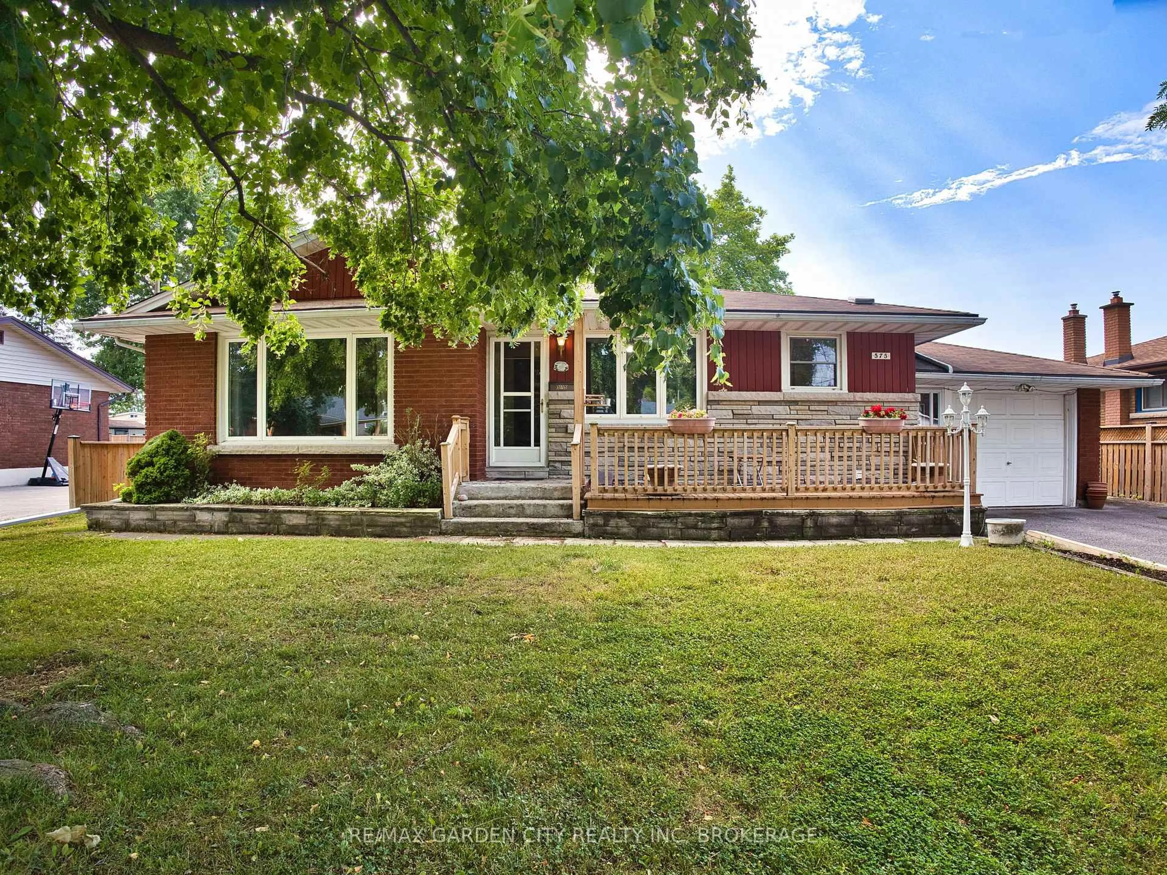 Home with brick exterior material, street for 575 Vine St, St. Catharines Ontario L2M 3V2