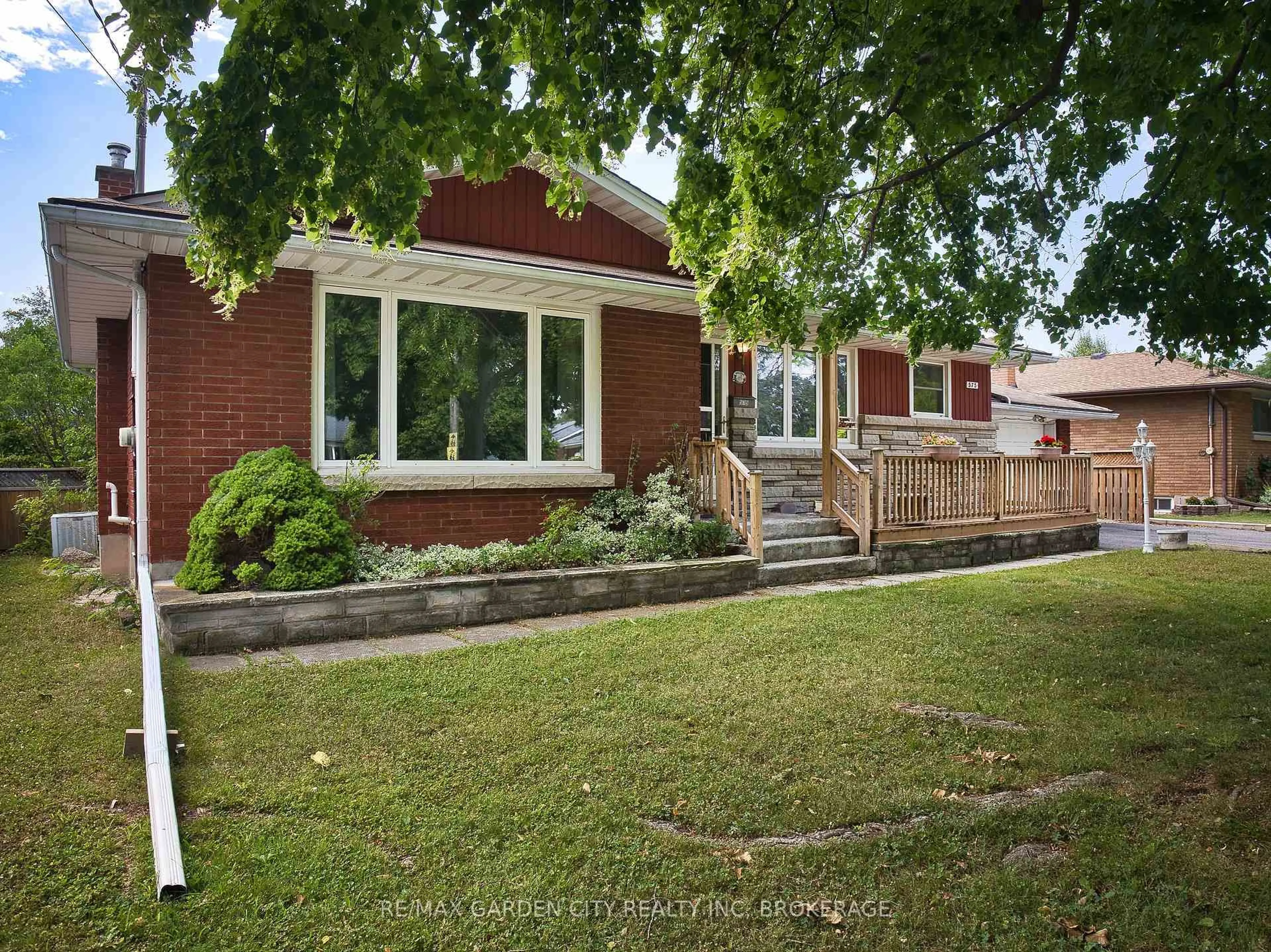 Home with brick exterior material, street for 575 Vine St, St. Catharines Ontario L2M 3V2