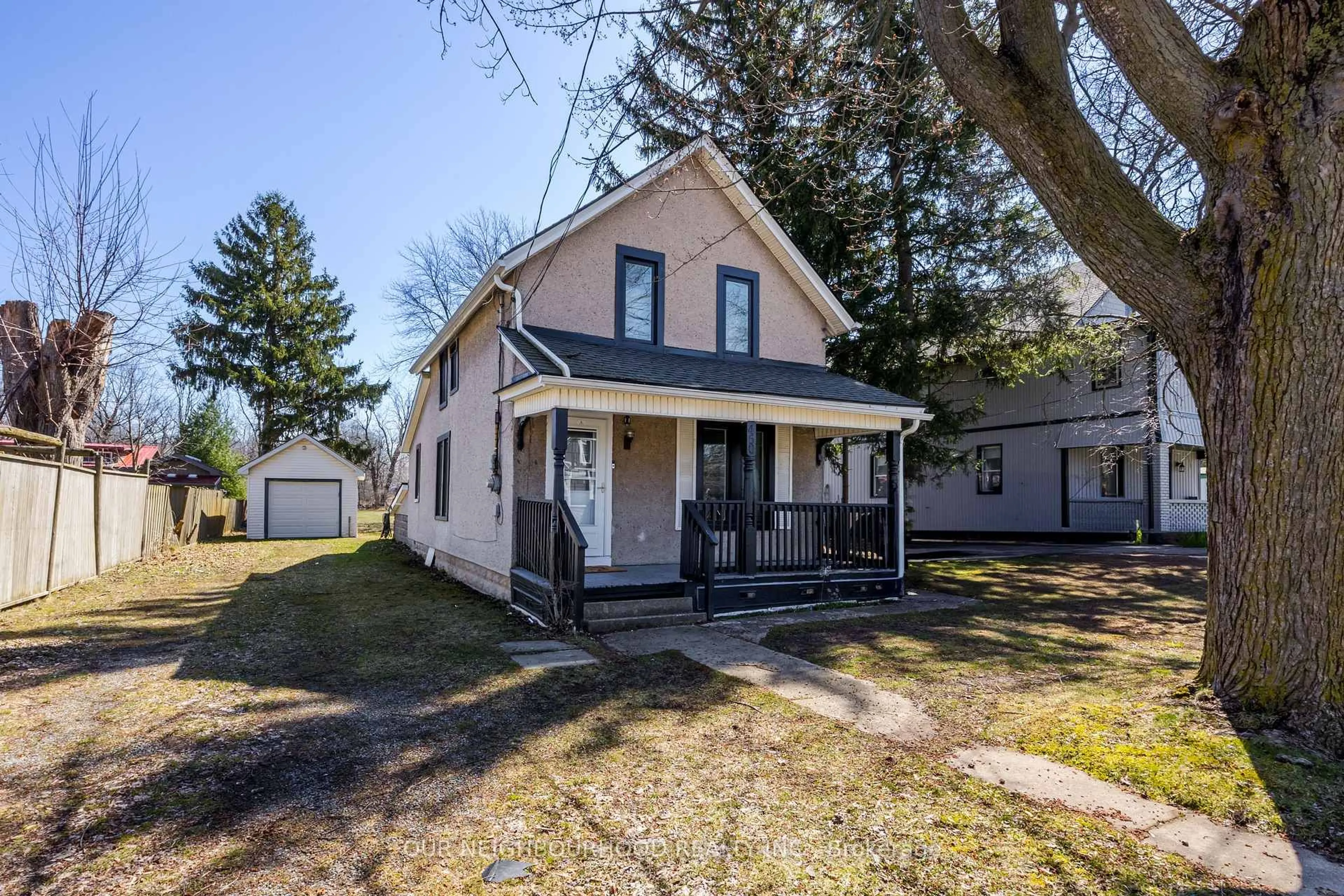 A pic from outside/outdoor area/front of a property/back of a property/a pic from drone, street for 450 Ridge Rd, Fort Erie Ontario L0S 1N0