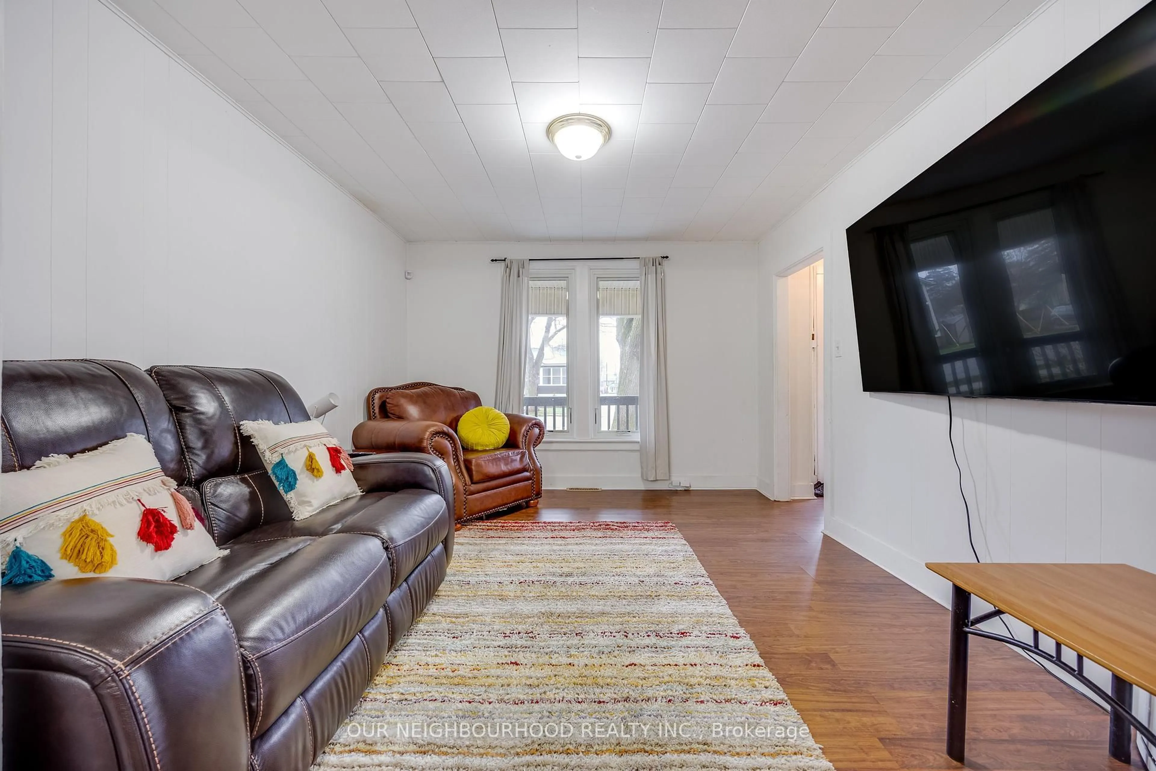 Living room with furniture, unknown for 450 Ridge Rd, Fort Erie Ontario L0S 1N0