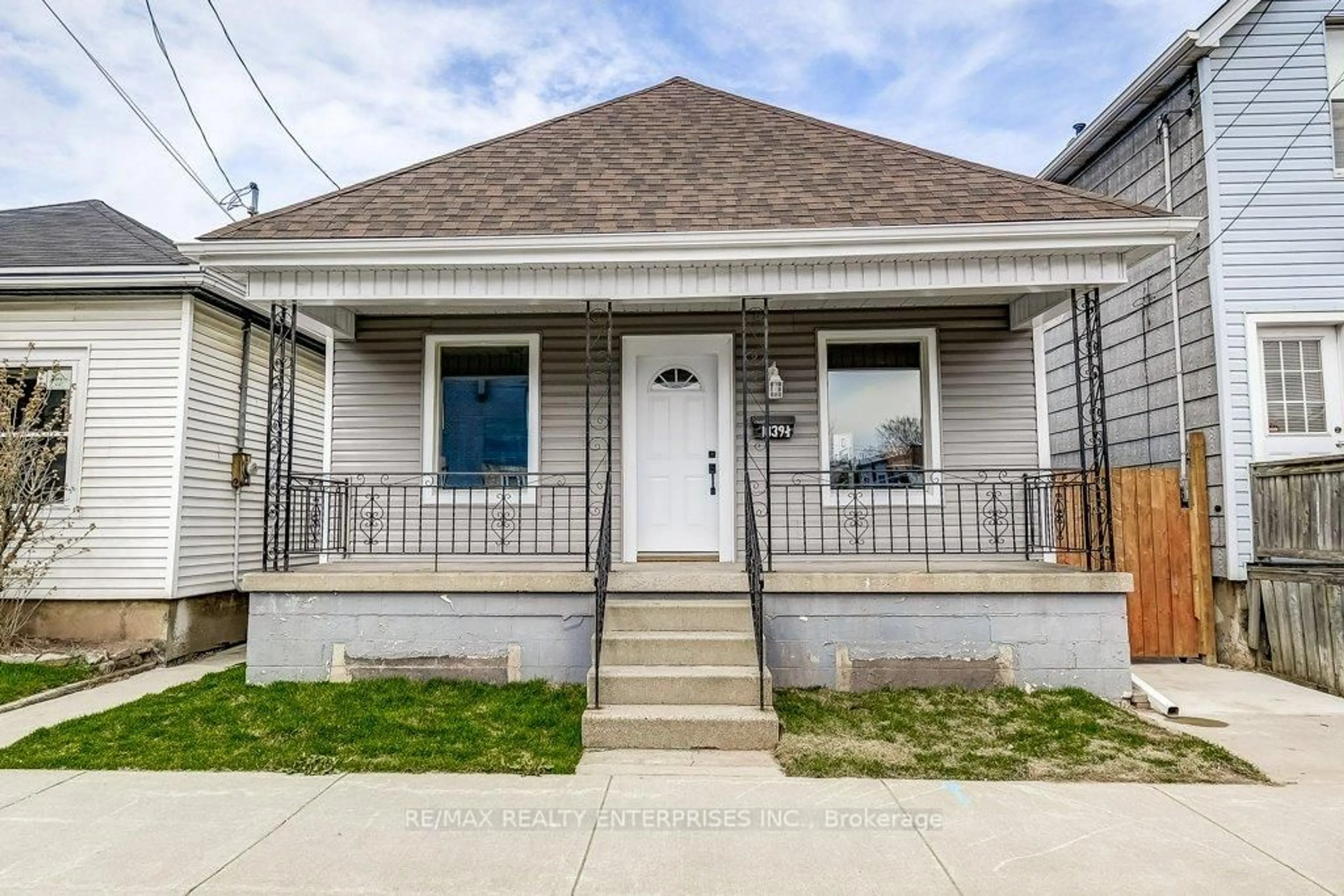 Home with vinyl exterior material, street for 1039.5 Cannon St, Hamilton Ontario L8L 2H4