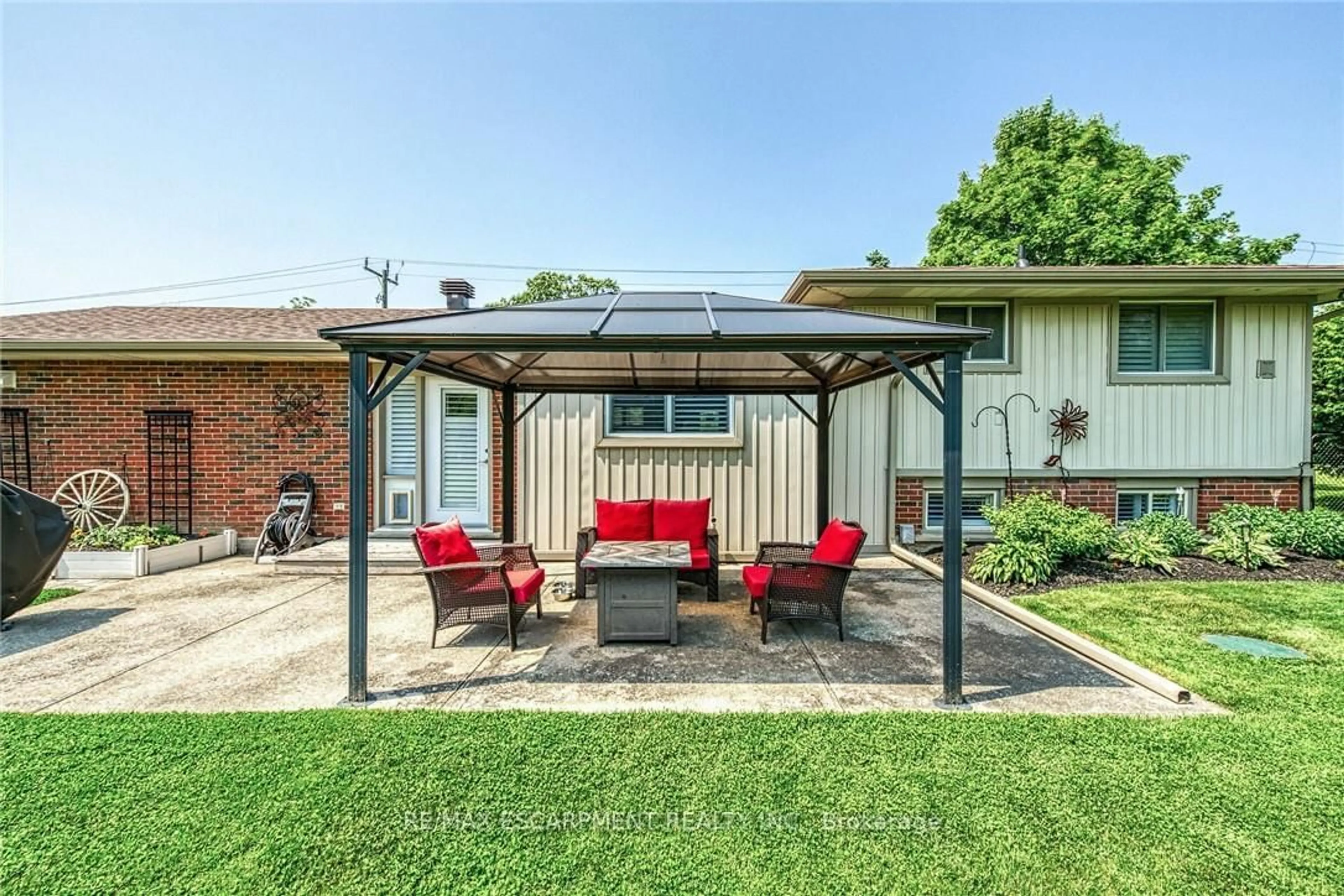 Patio, street for 33 Echo St, Haldimand Ontario N0A 1E0