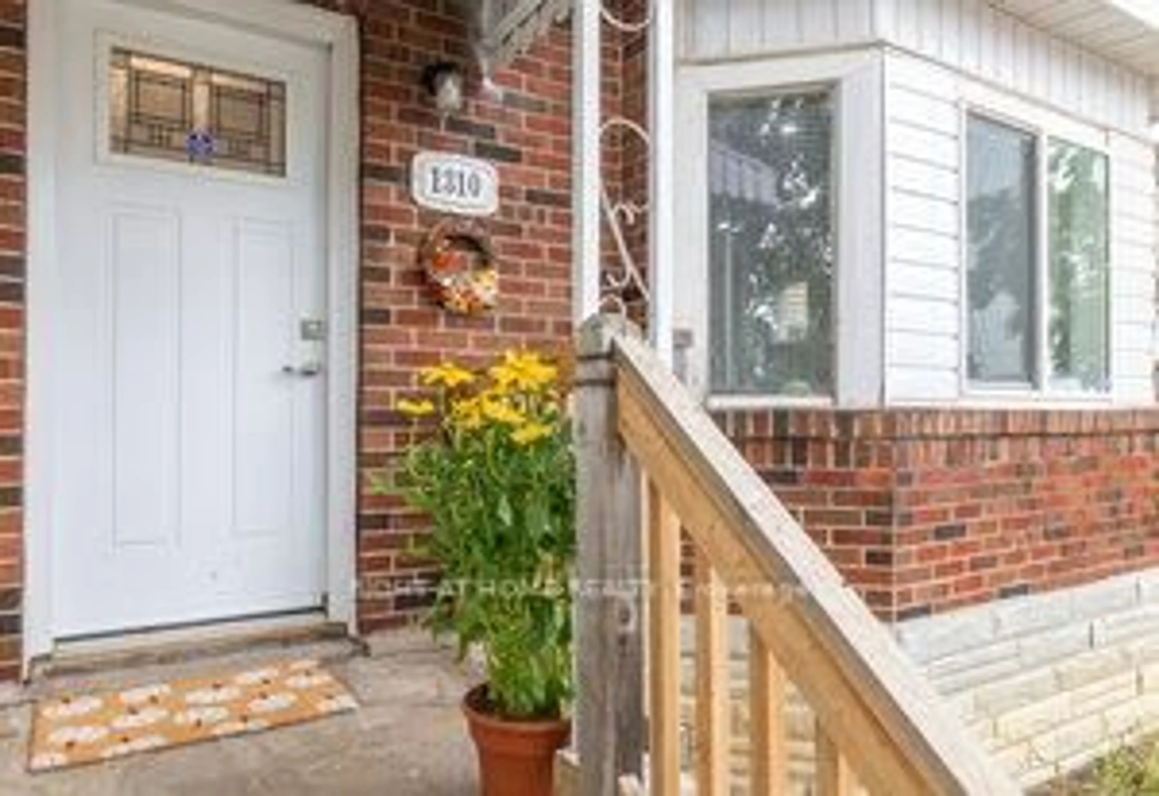 Indoor entryway for 1310 CLONSILLA Ave, Peterborough Central Ontario K9J 5Z2