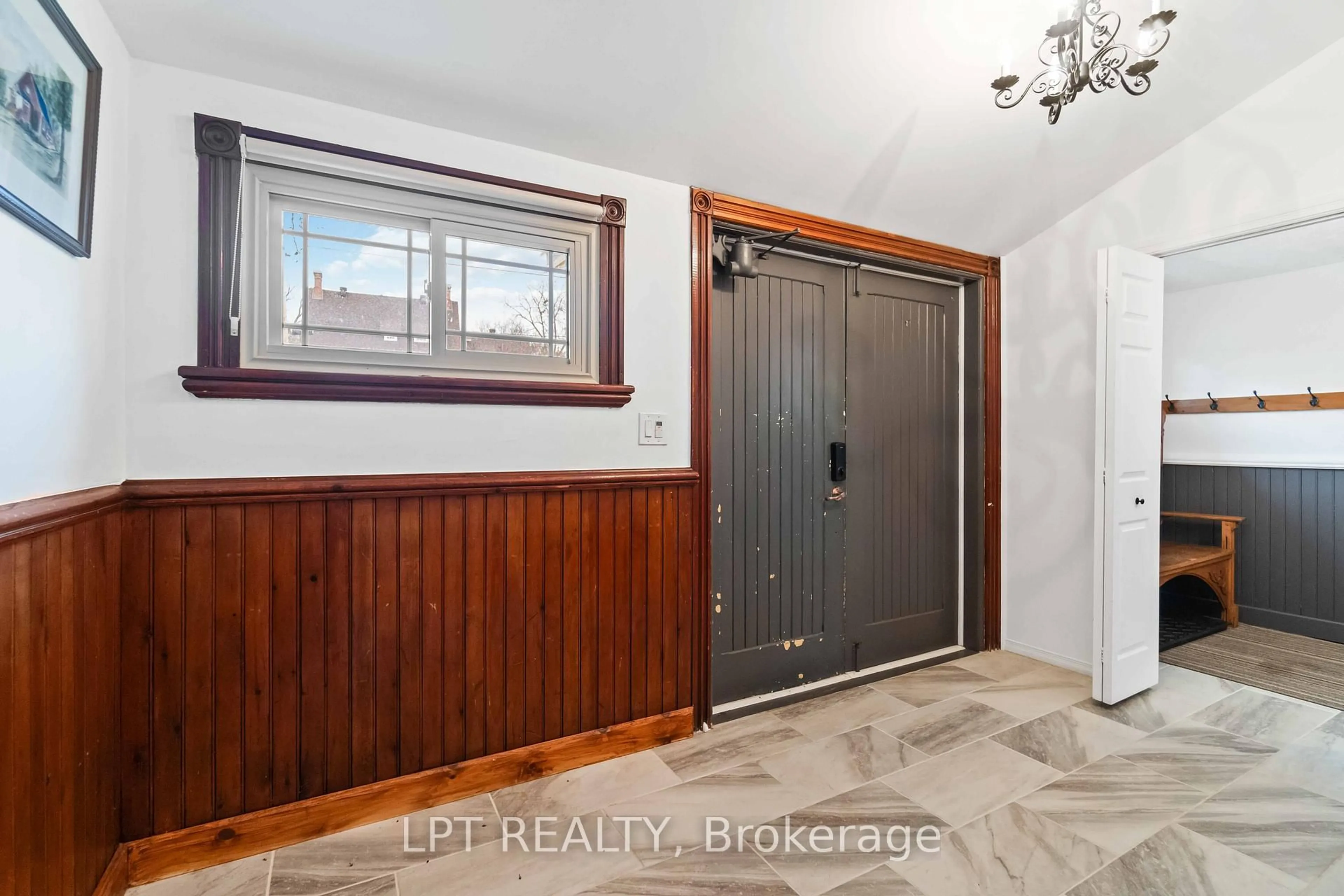 Indoor entryway for 26 Charbonneau St, Braeside Ontario K0A 1G0