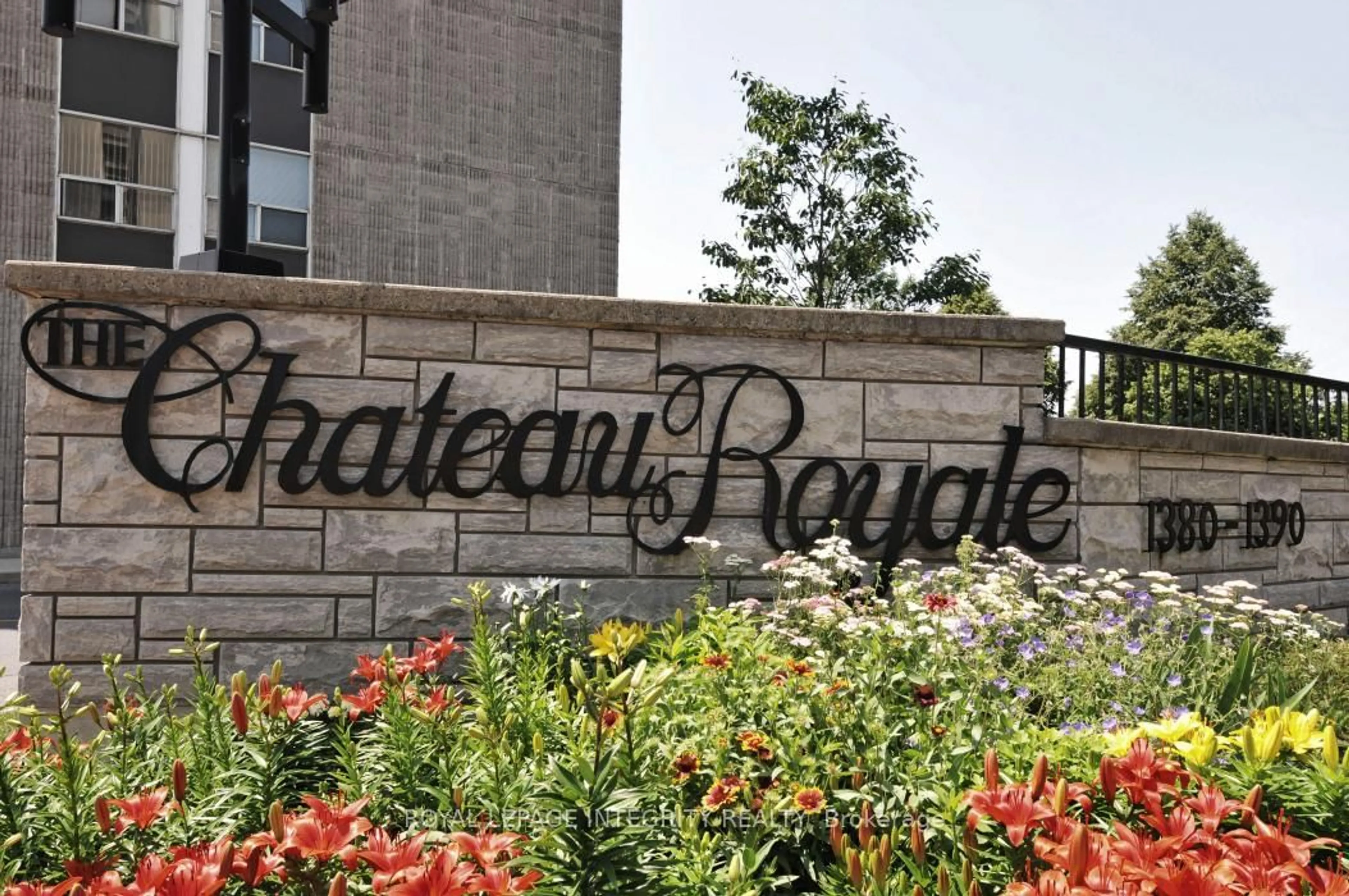 Indoor foyer for 1380 Prince of Wales Dr #202, Ottawa Ontario K2C 3N5