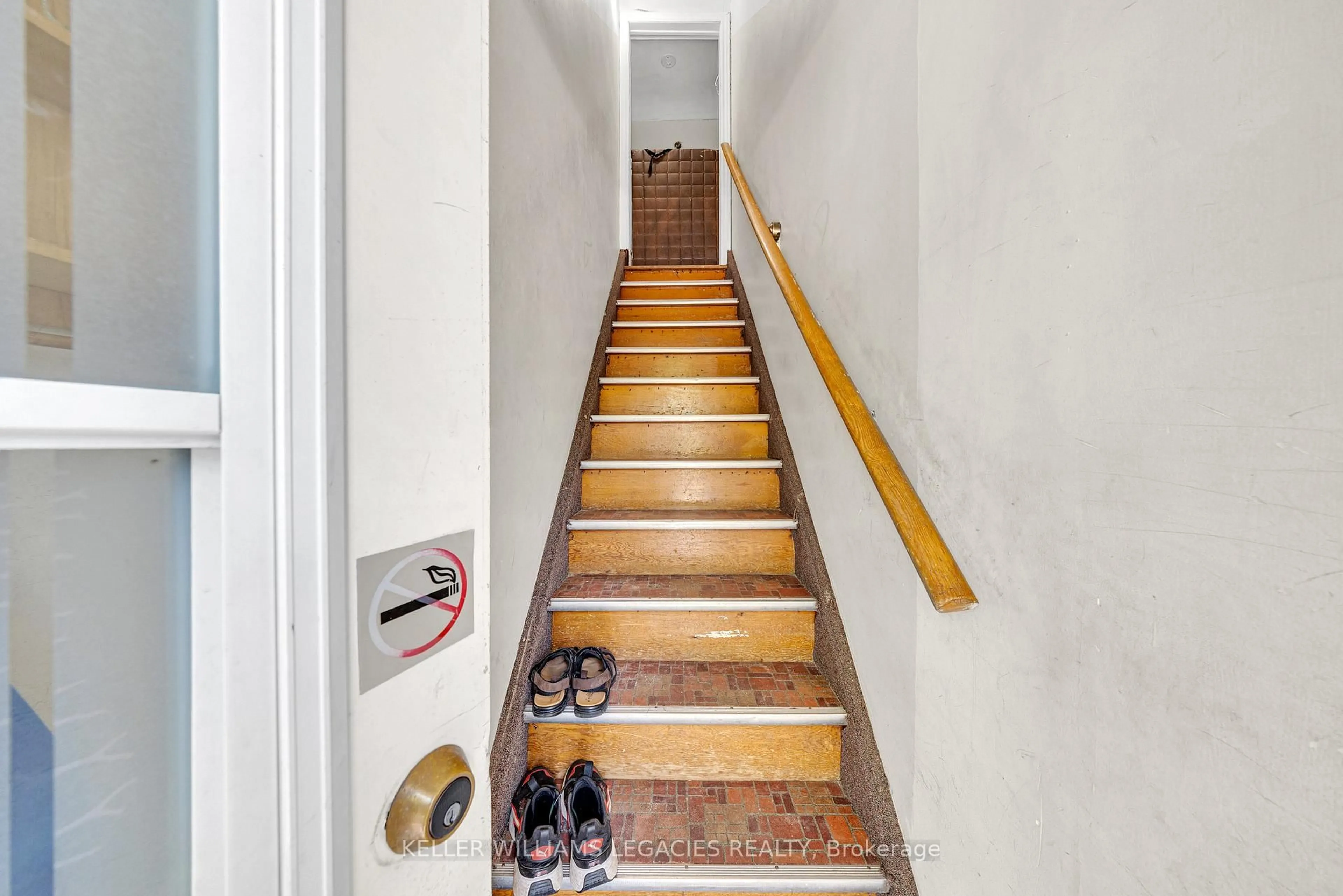 Stairs for 710 CAMERON St, Peterborough South Ontario K9J 3Z8