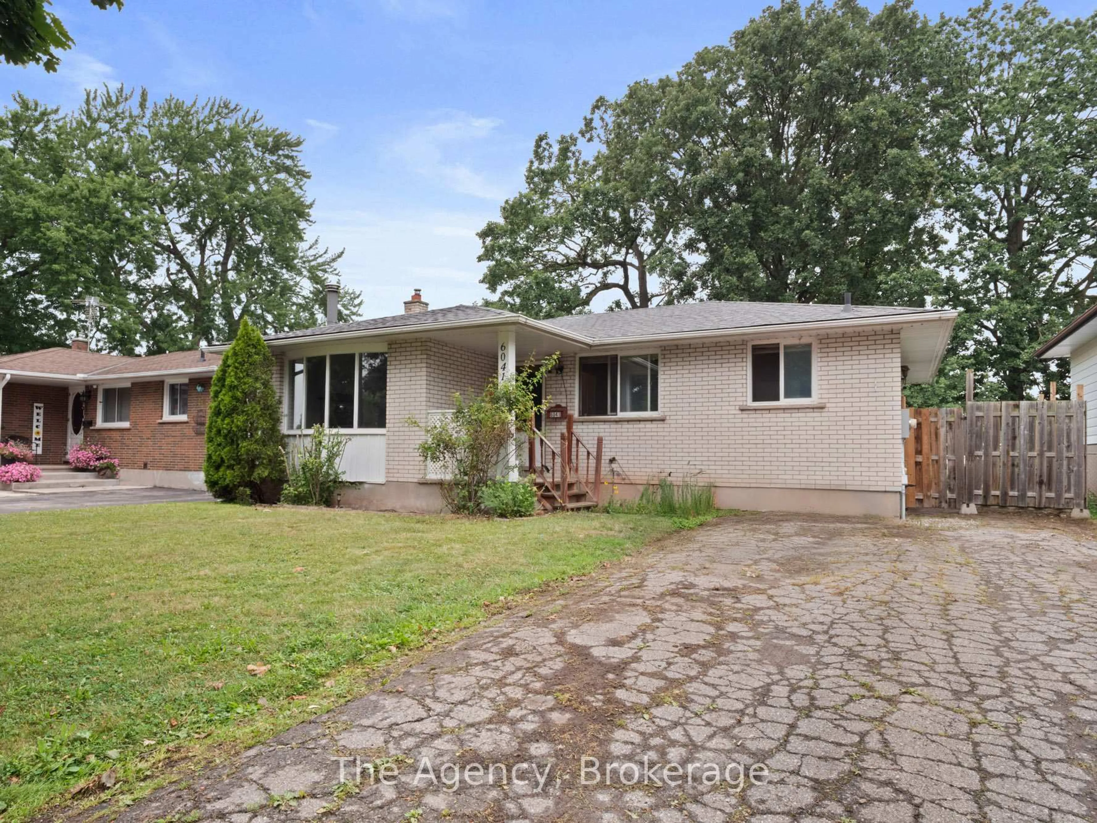 A pic from outside/outdoor area/front of a property/back of a property/a pic from drone, street for 6041 Cadham St, Niagara Falls Ontario L2G 3A2
