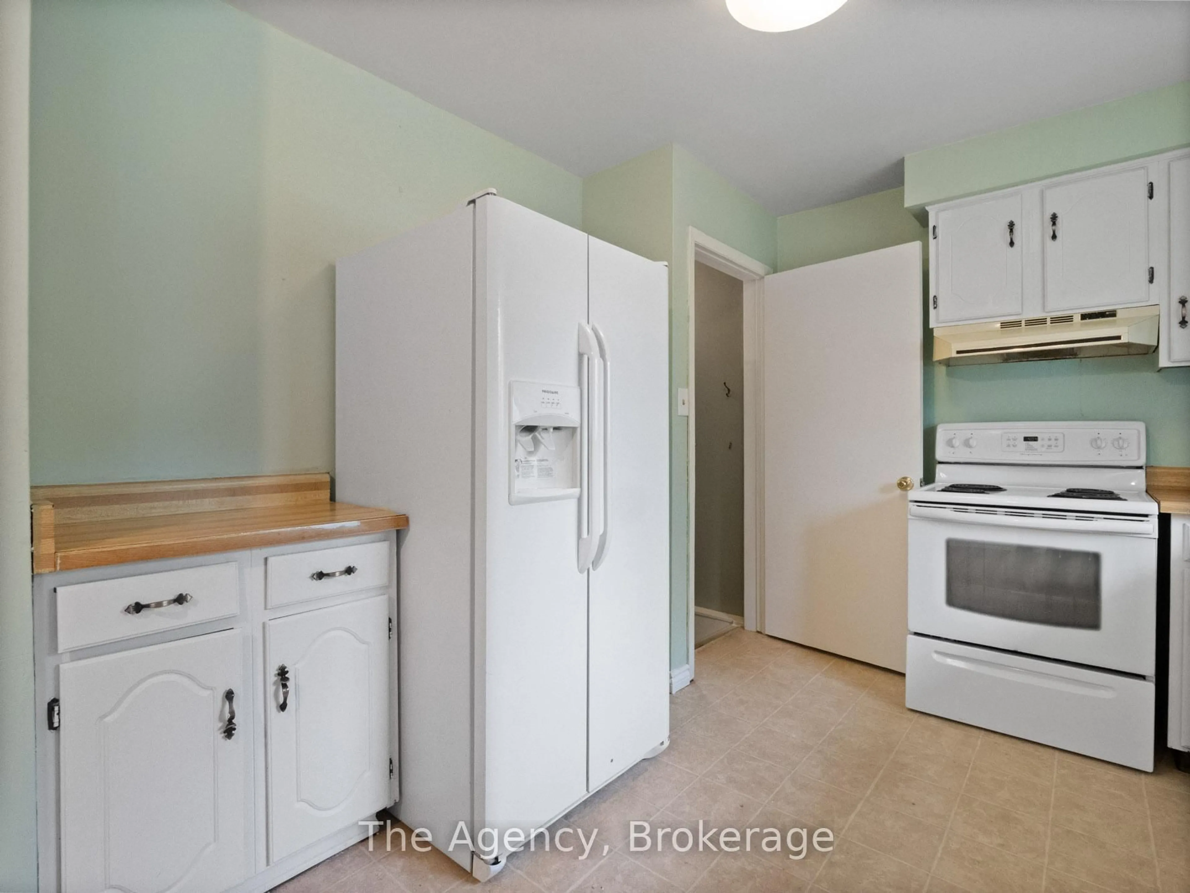 Standard kitchen, unknown for 6041 Cadham St, Niagara Falls Ontario L2G 3A2