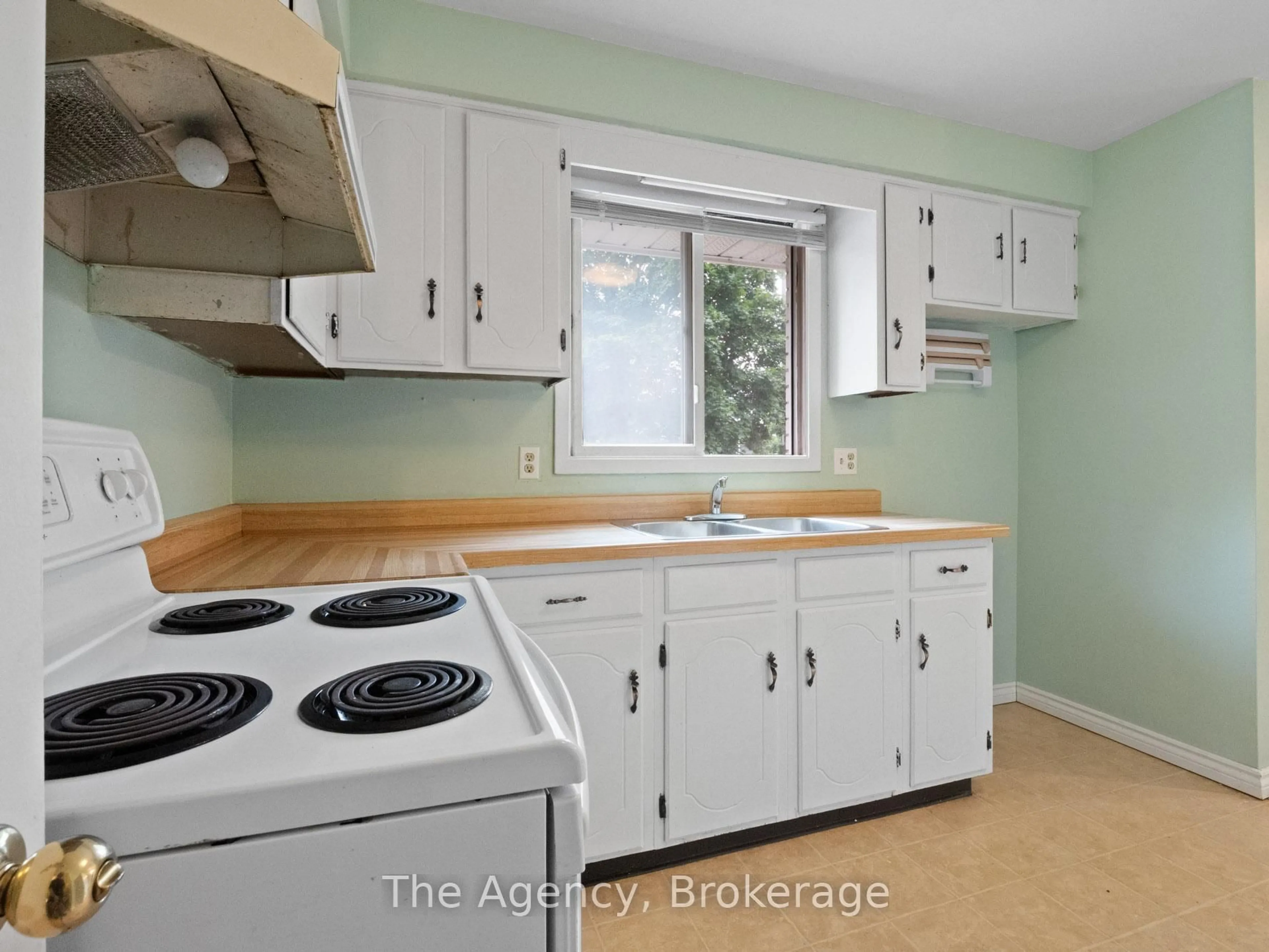Standard kitchen, unknown for 6041 Cadham St, Niagara Falls Ontario L2G 3A2
