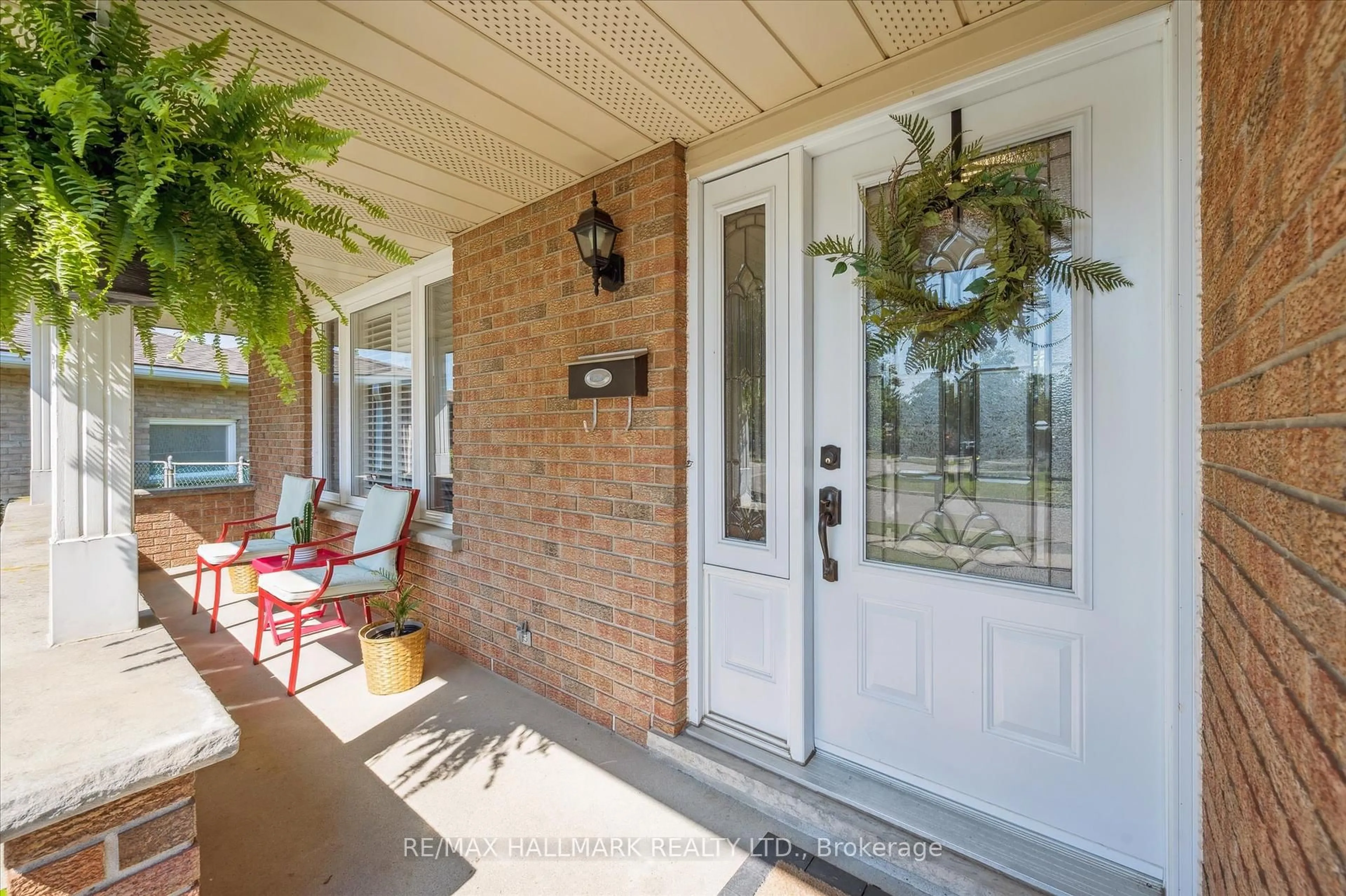 Indoor entryway for 32 Warwick Crt, Kitchener Ontario N2E 2P1