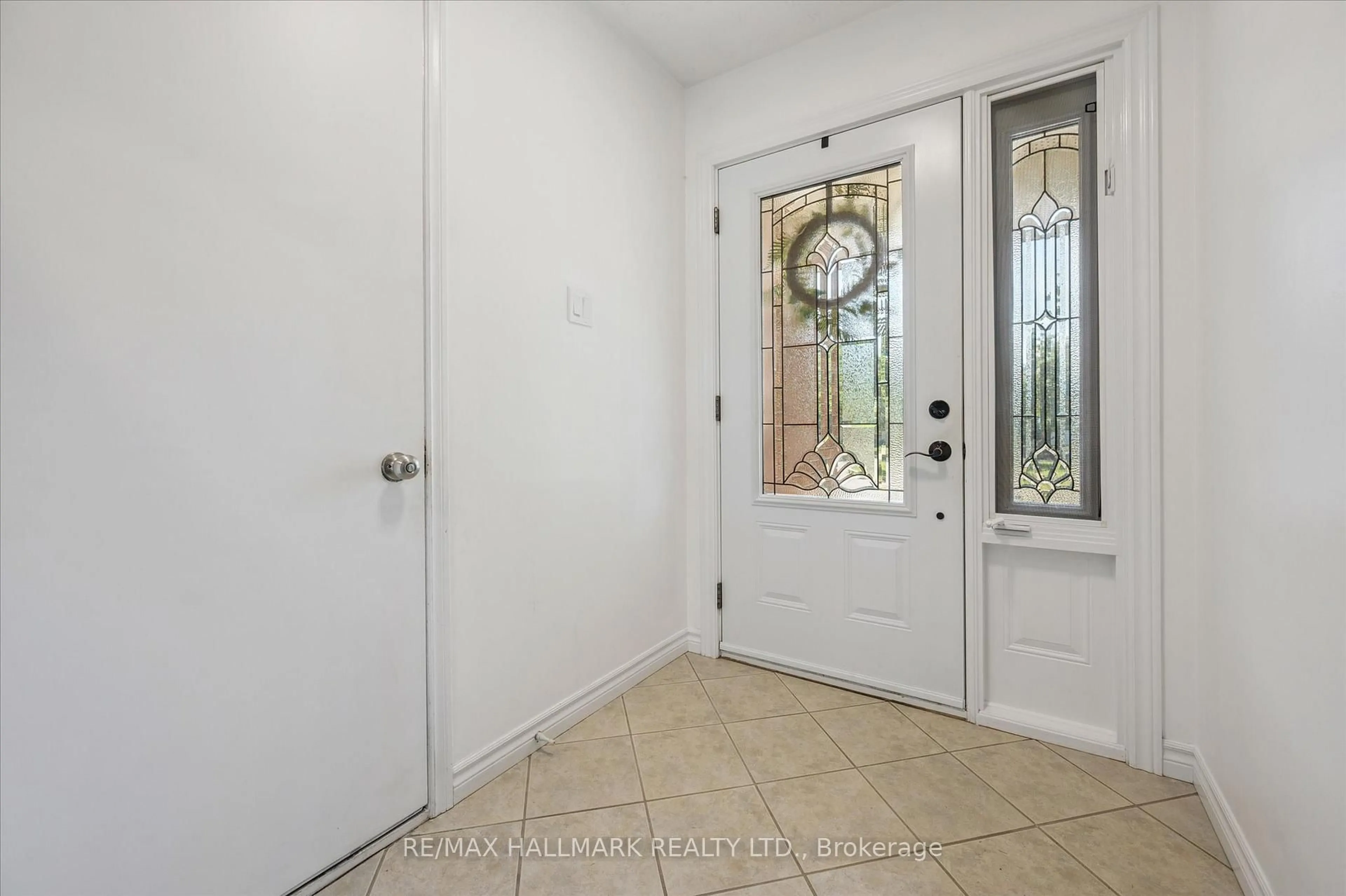 Indoor entryway for 32 Warwick Crt, Kitchener Ontario N2E 2P1