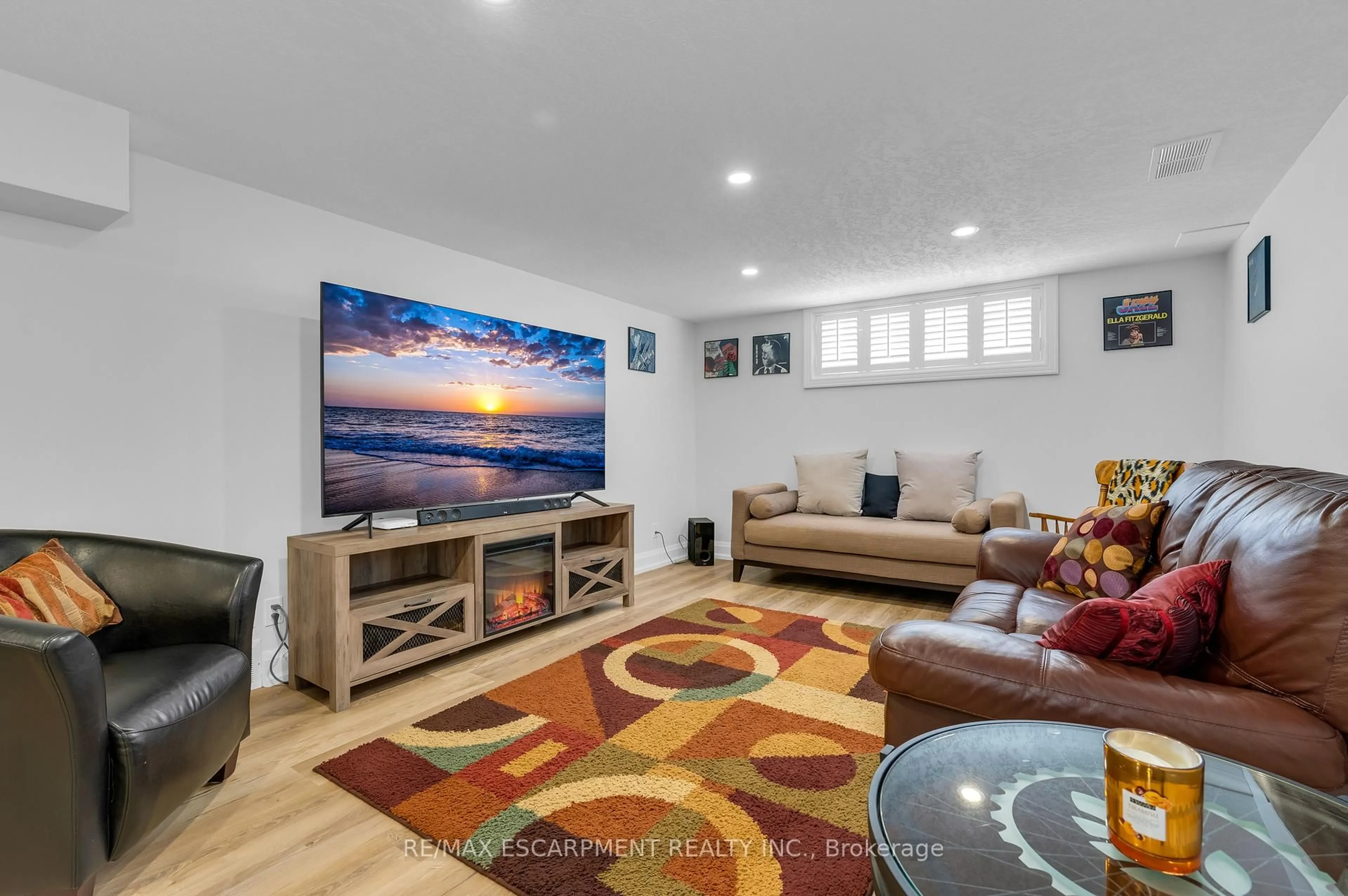 Home theater for 83 Dorchester Dr, Grimsby Ontario L3M 1B1