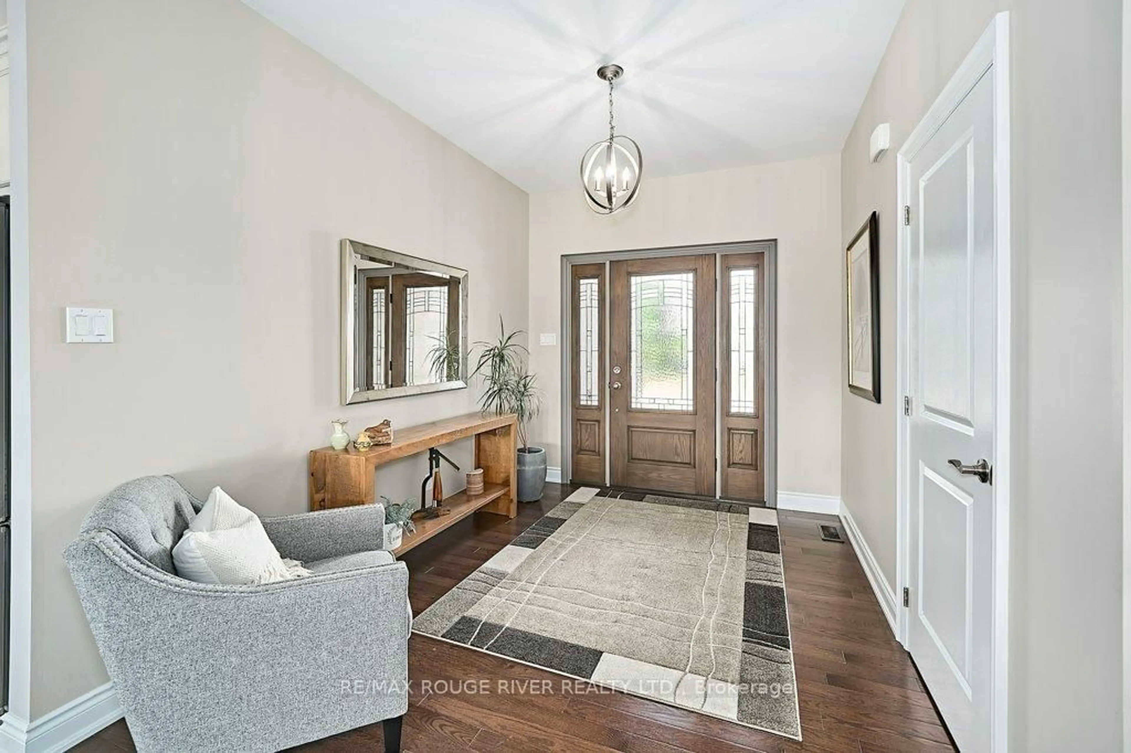 Indoor entryway for 122 Southcrest Dr, Kawartha Lakes Ontario L9L 1B6