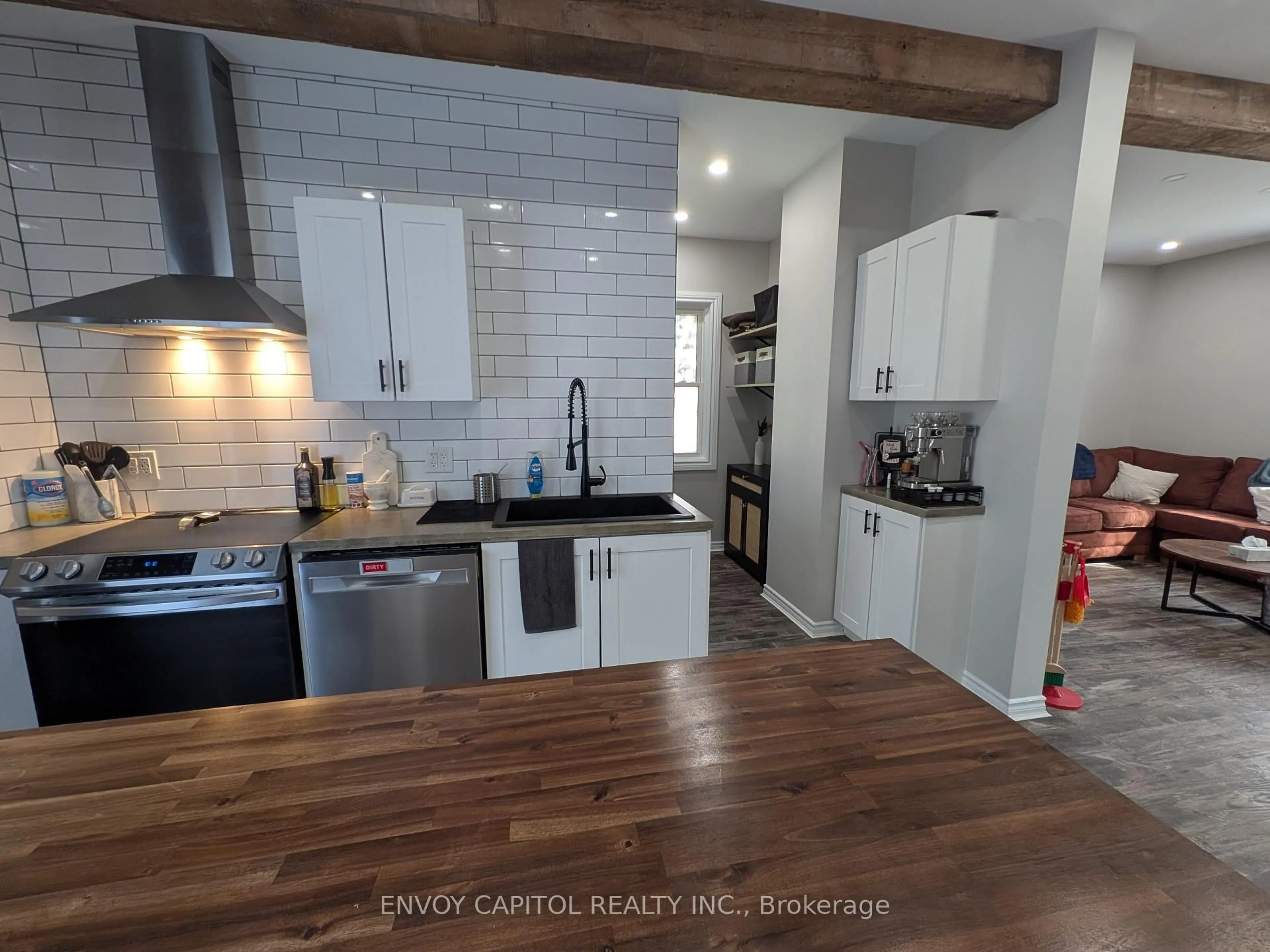 Open concept kitchen, wood/laminate floor for 61 Simcoe St, Kawartha Lakes Ontario K9V 2G9