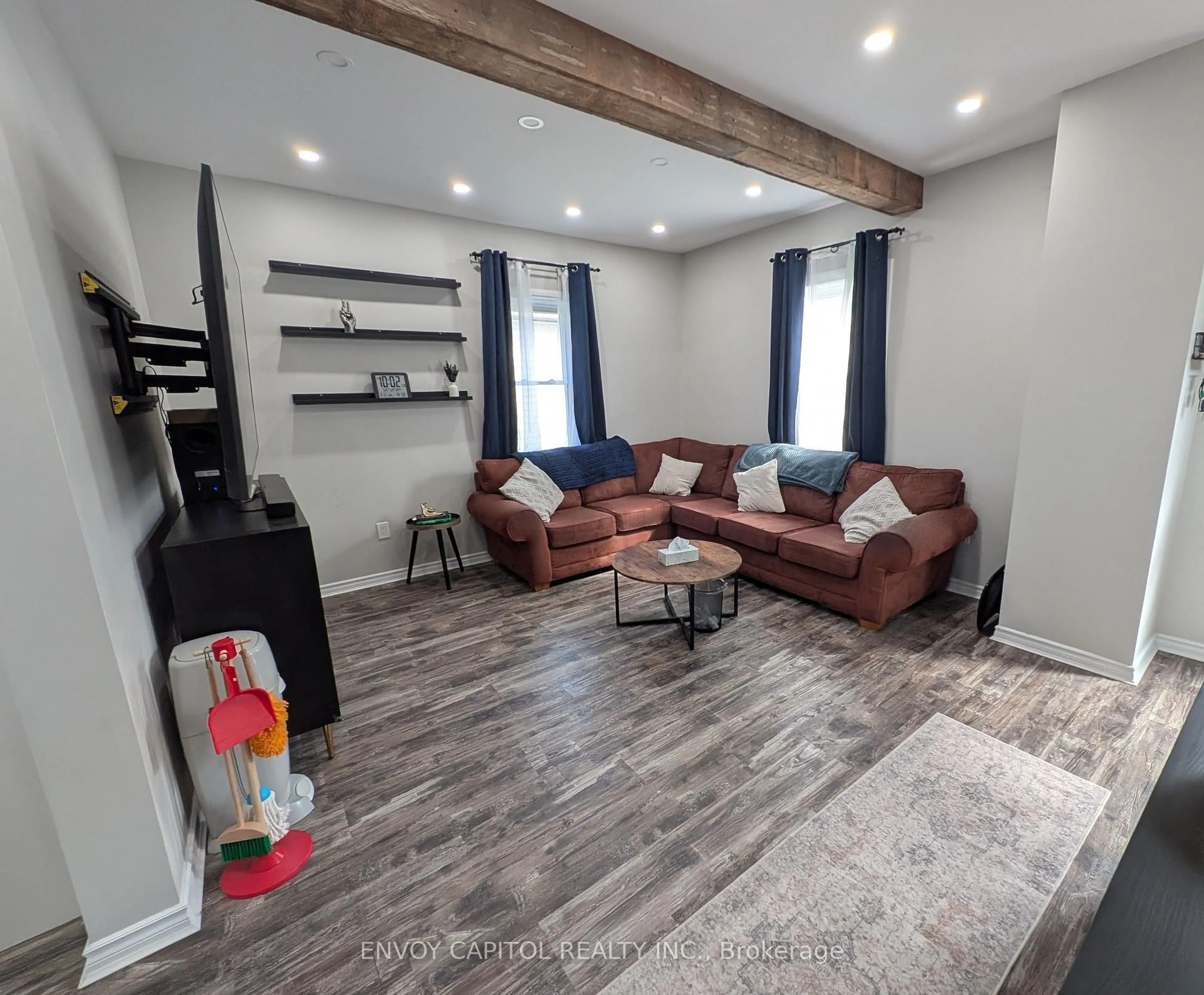 Living room with furniture, unknown for 61 Simcoe St, Kawartha Lakes Ontario K9V 2G9
