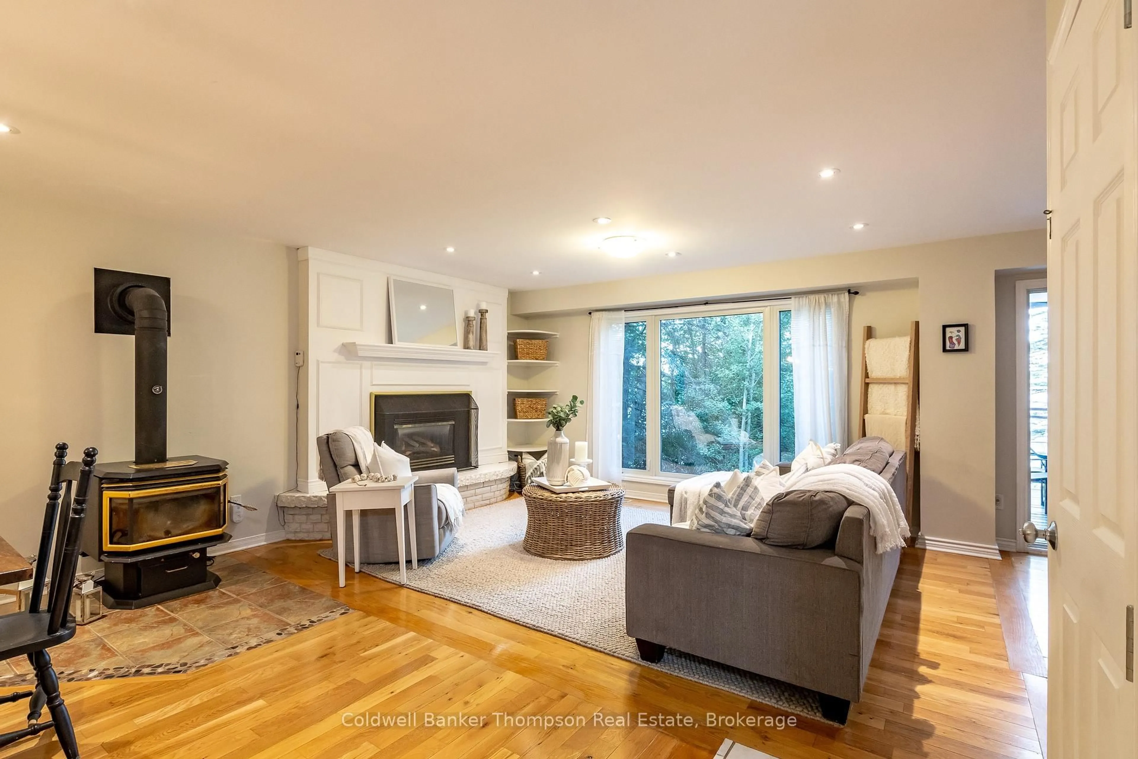 Living room with furniture, wood/laminate floor for 26 Helen St, Huntsville Ontario P1H 1H5