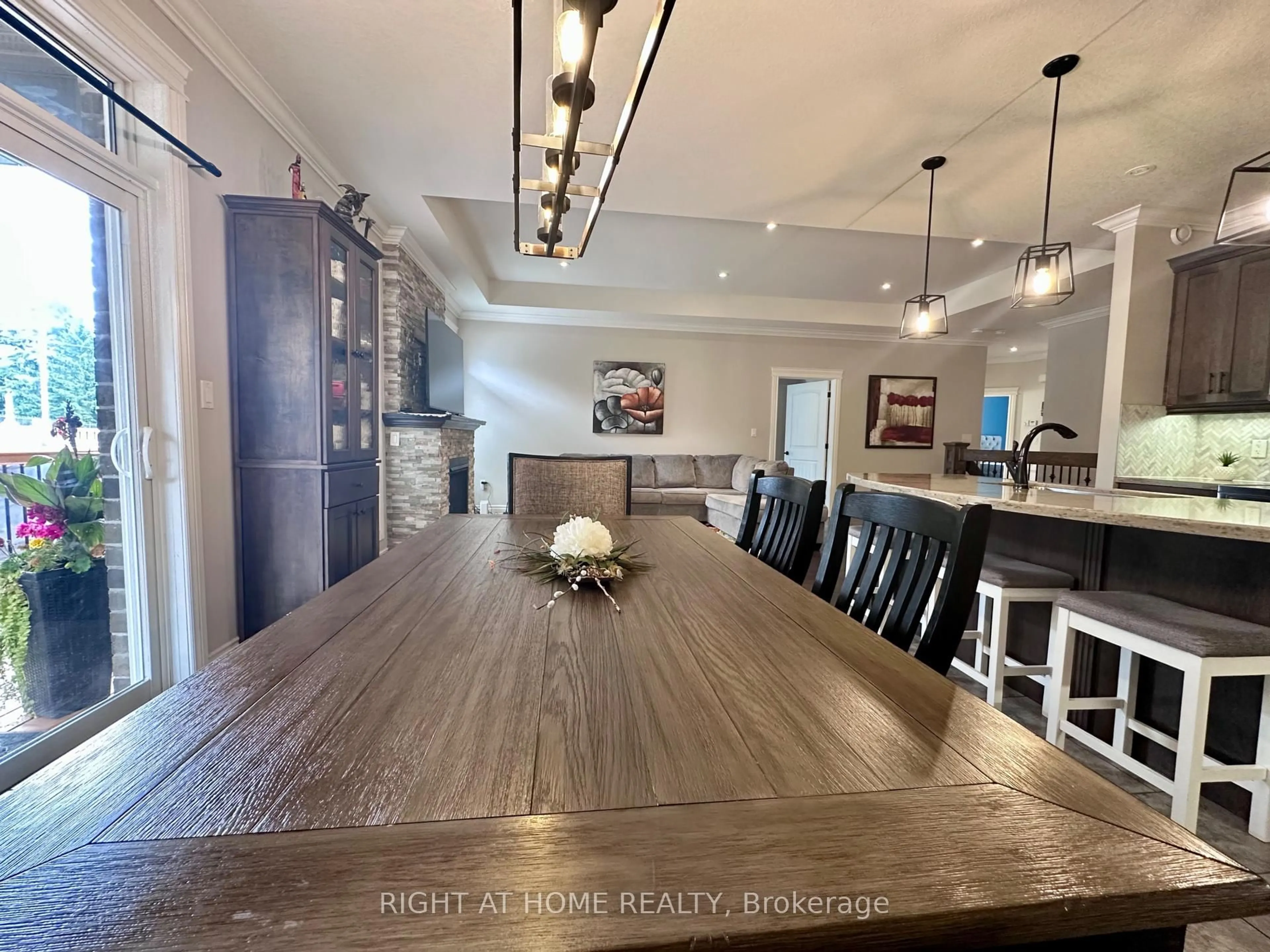 Open concept kitchen, unknown for 1 Drake Crt, Strathroy-Caradoc Ontario N7G 0E1