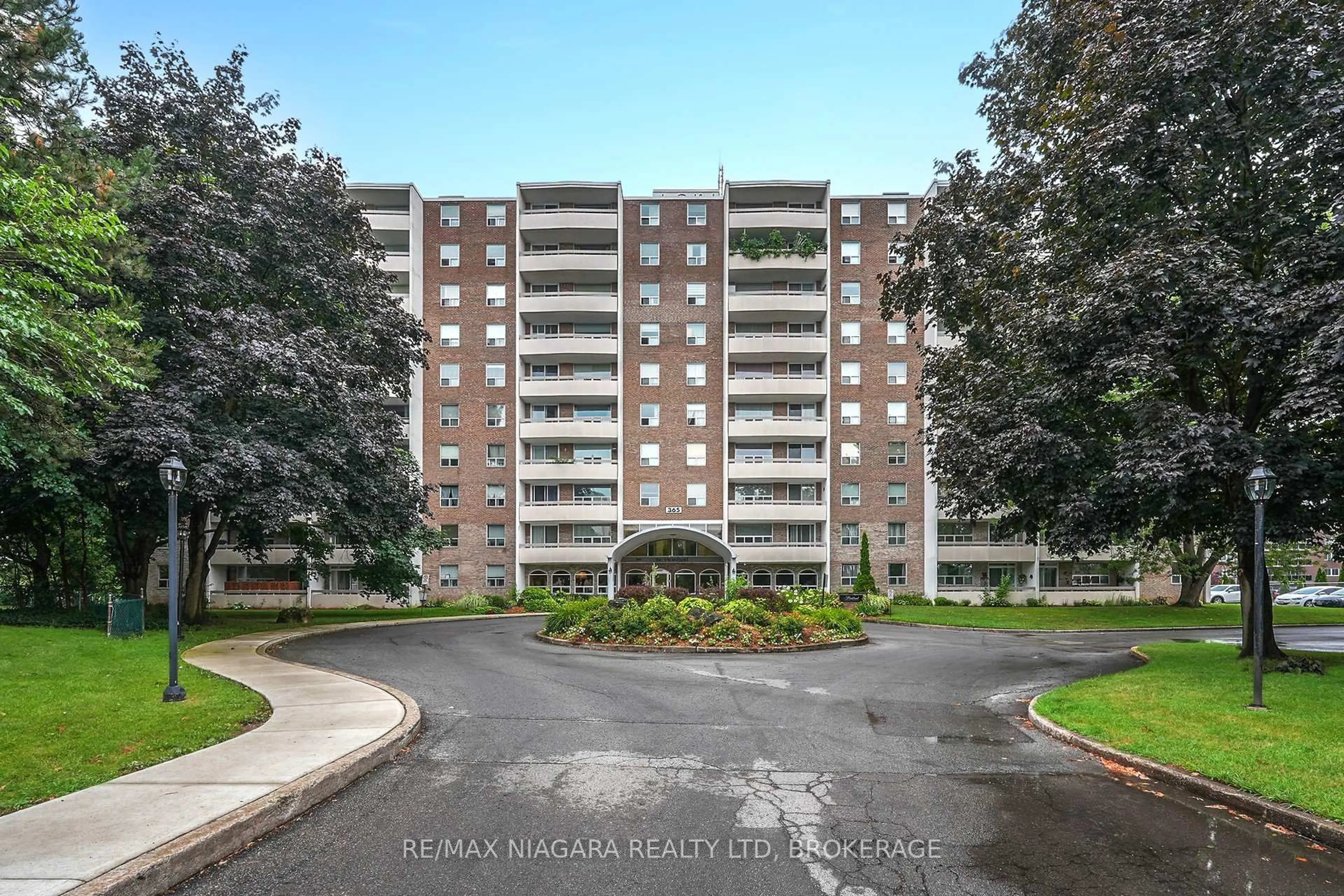 A pic from outside/outdoor area/front of a property/back of a property/a pic from drone, street for 365 Geneva St #1003, St. Catharines Ontario L2N 5S7
