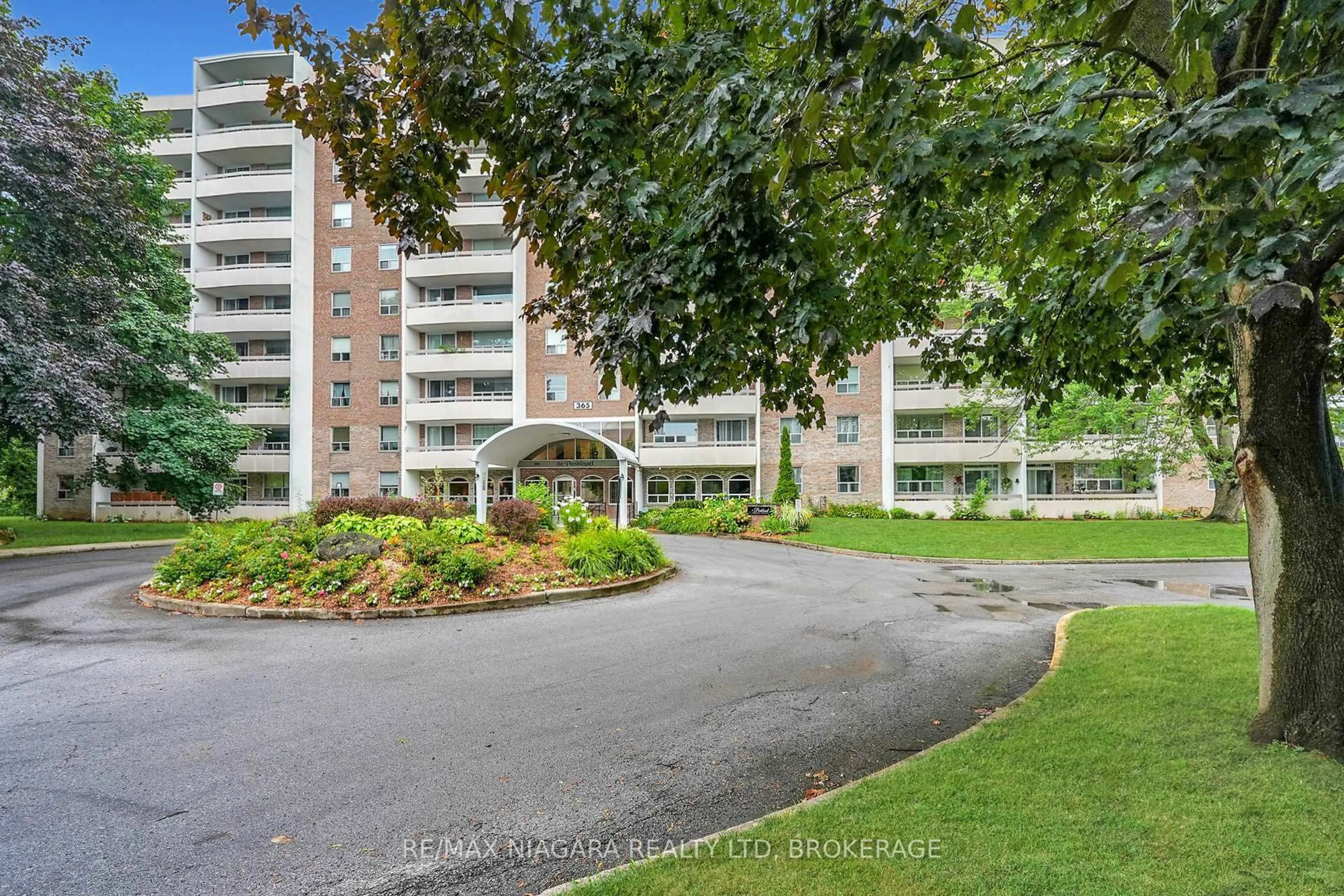 Indoor foyer for 365 Geneva St #1003, St. Catharines Ontario L2N 5S7