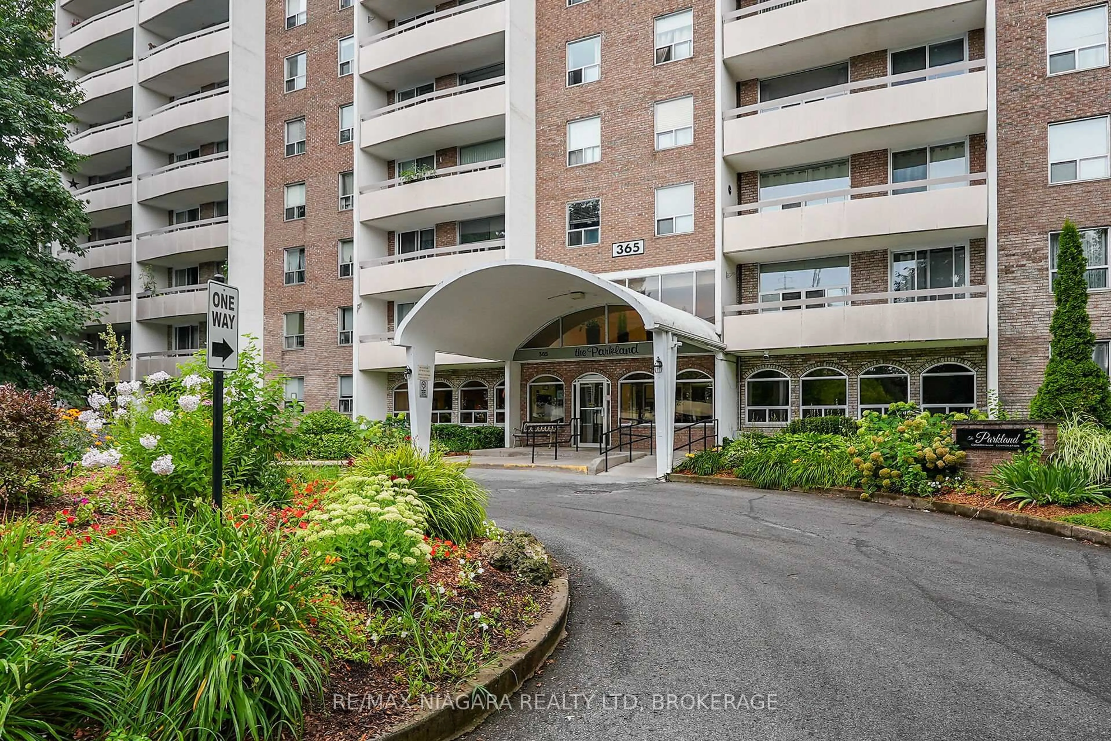 Indoor foyer for 365 Geneva St #1003, St. Catharines Ontario L2N 5S7