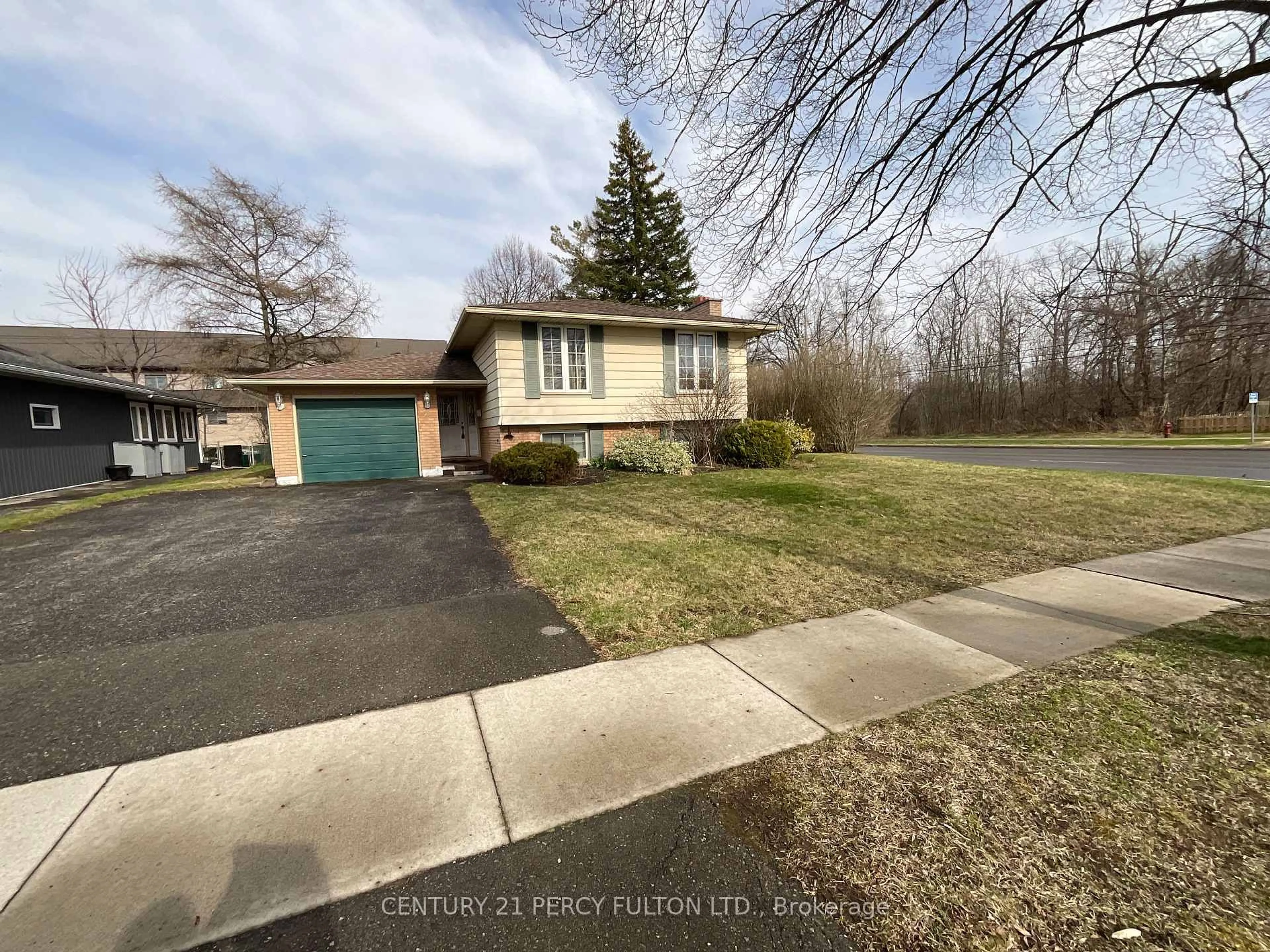A pic from outside/outdoor area/front of a property/back of a property/a pic from drone, street for 2 Trelawn Pkwy, Welland Ontario L3C 1W3