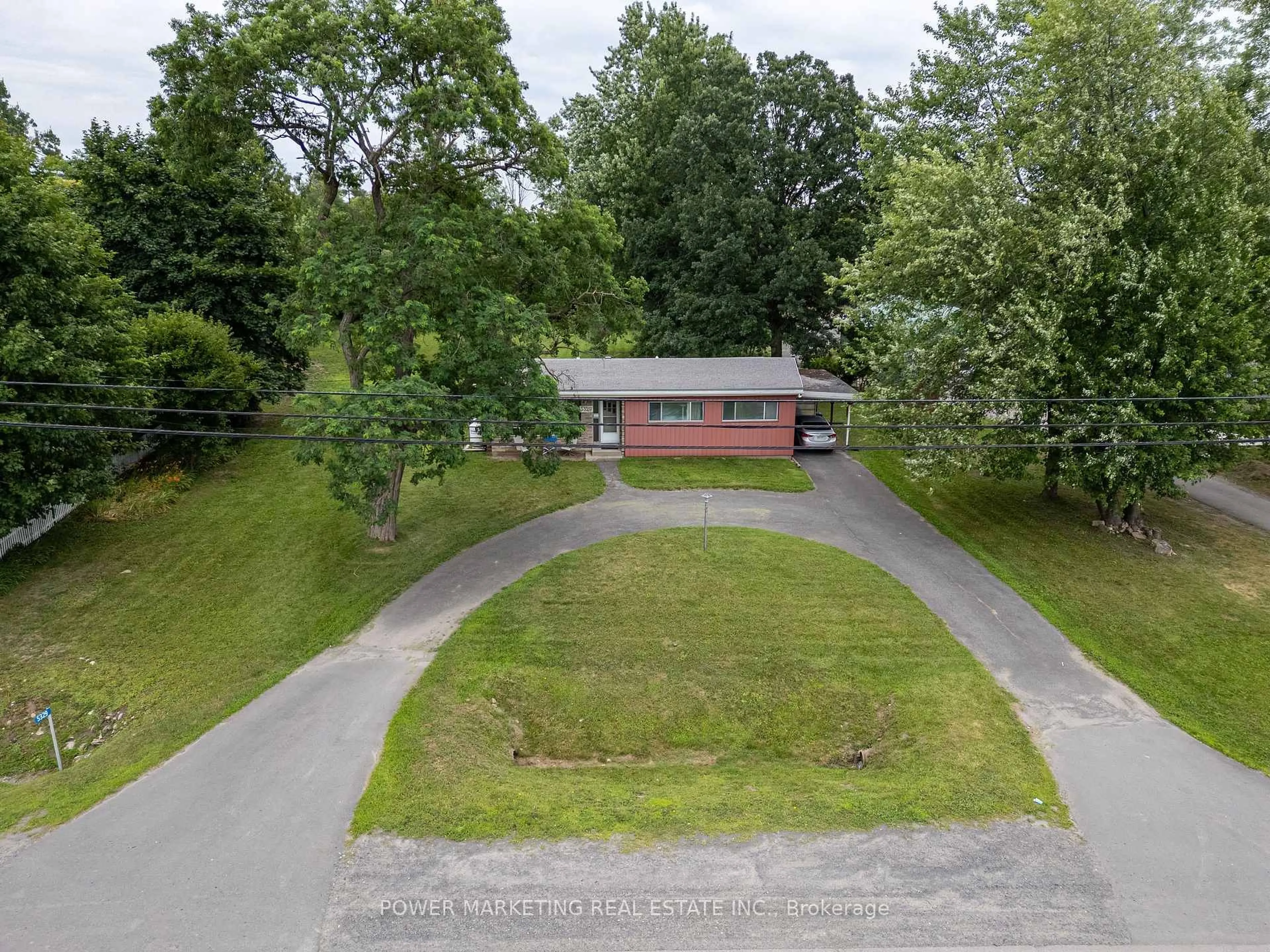 A pic from outside/outdoor area/front of a property/back of a property/a pic from drone, street for 5329 Bank St, Ottawa Ontario K1X 1H1