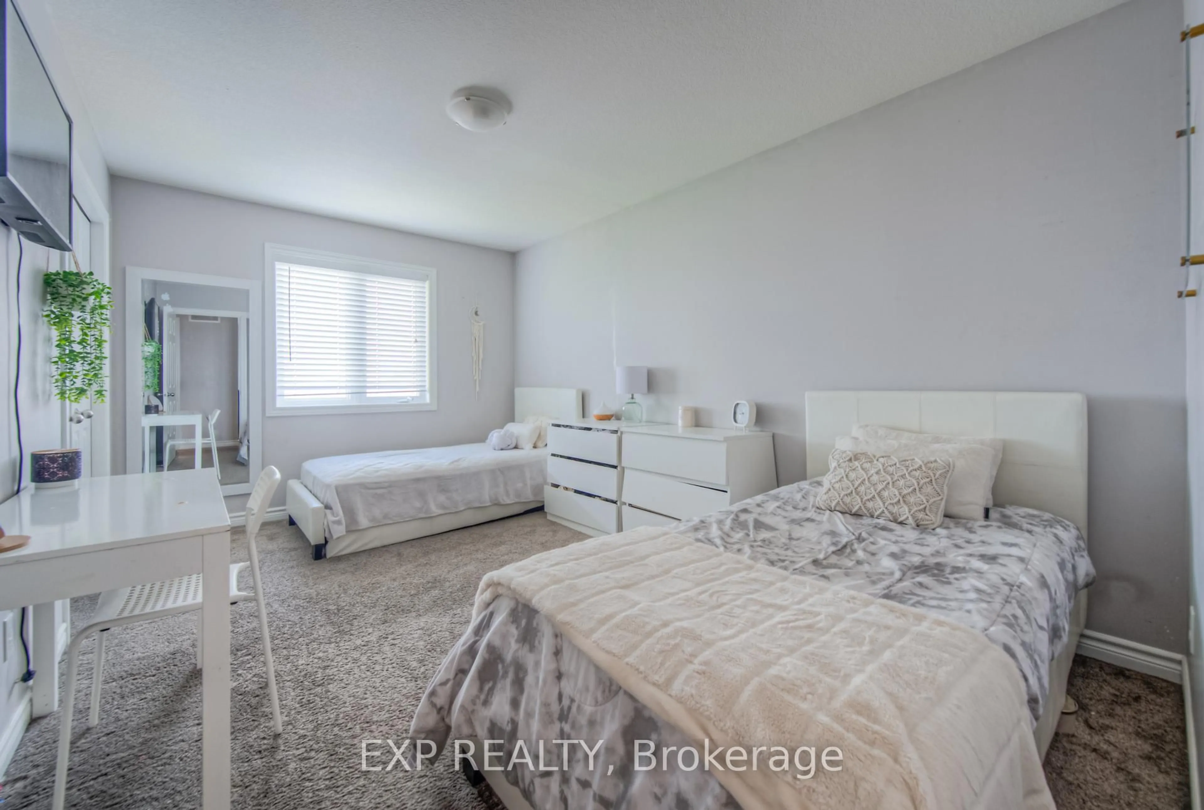 A pic of a room for 55 Saddlebrook Crt, Kitchener Ontario N2R 1W9