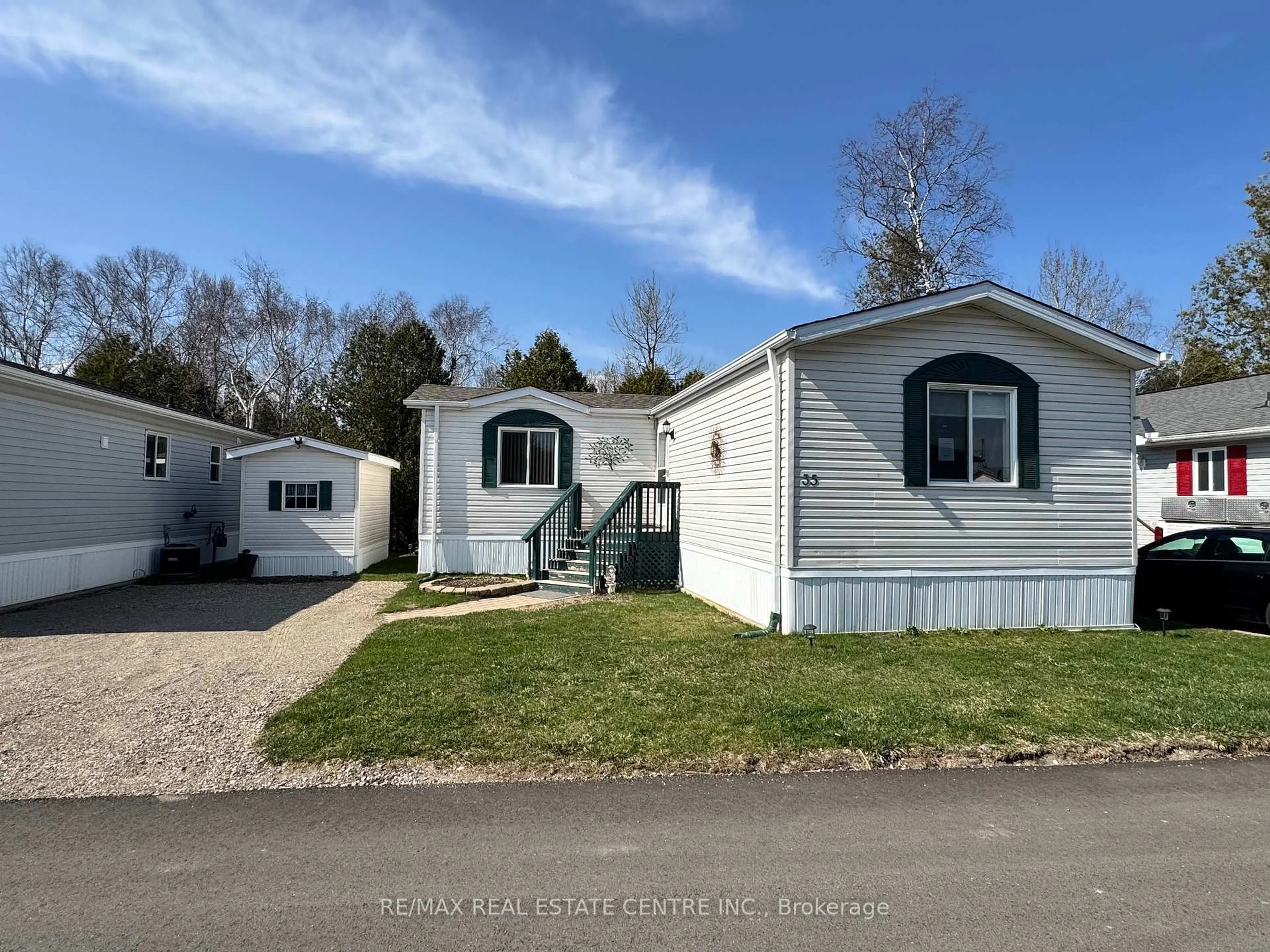 Home with vinyl exterior material, street for 35 Water St, Puslinch Ontario N1H 6H9