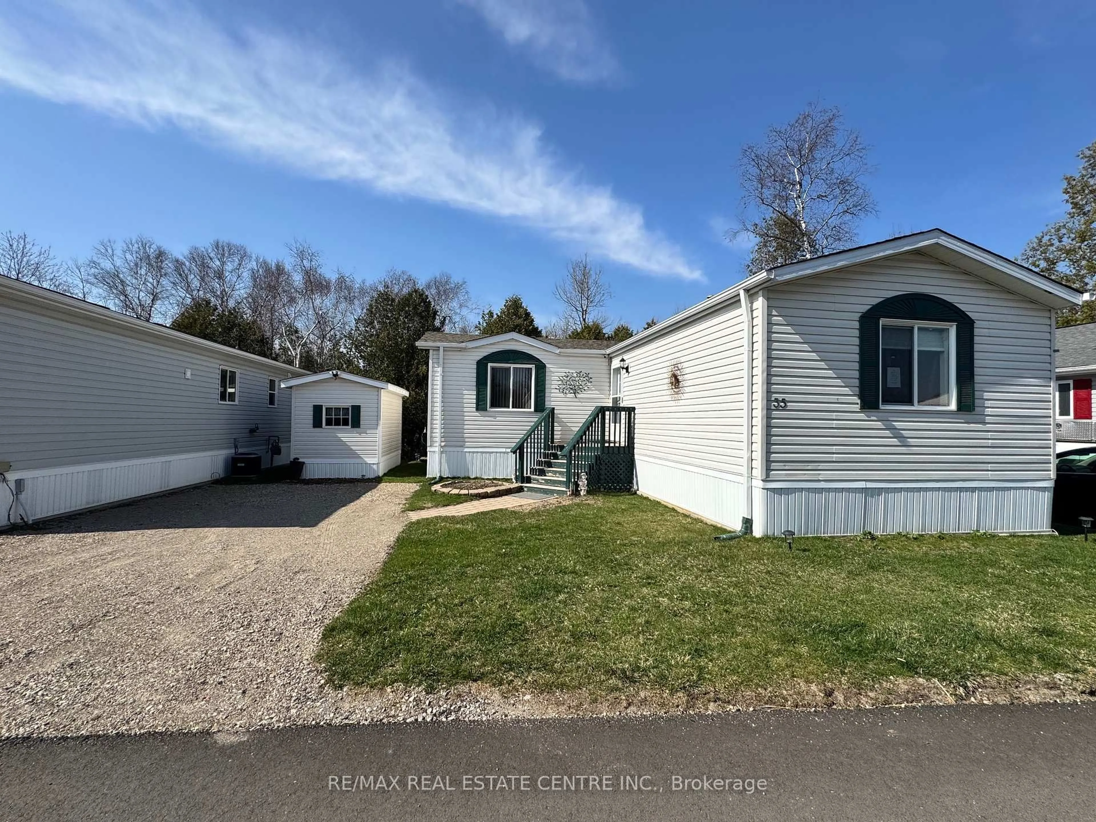 Home with vinyl exterior material, street for 35 Water St, Puslinch Ontario N1H 6H9