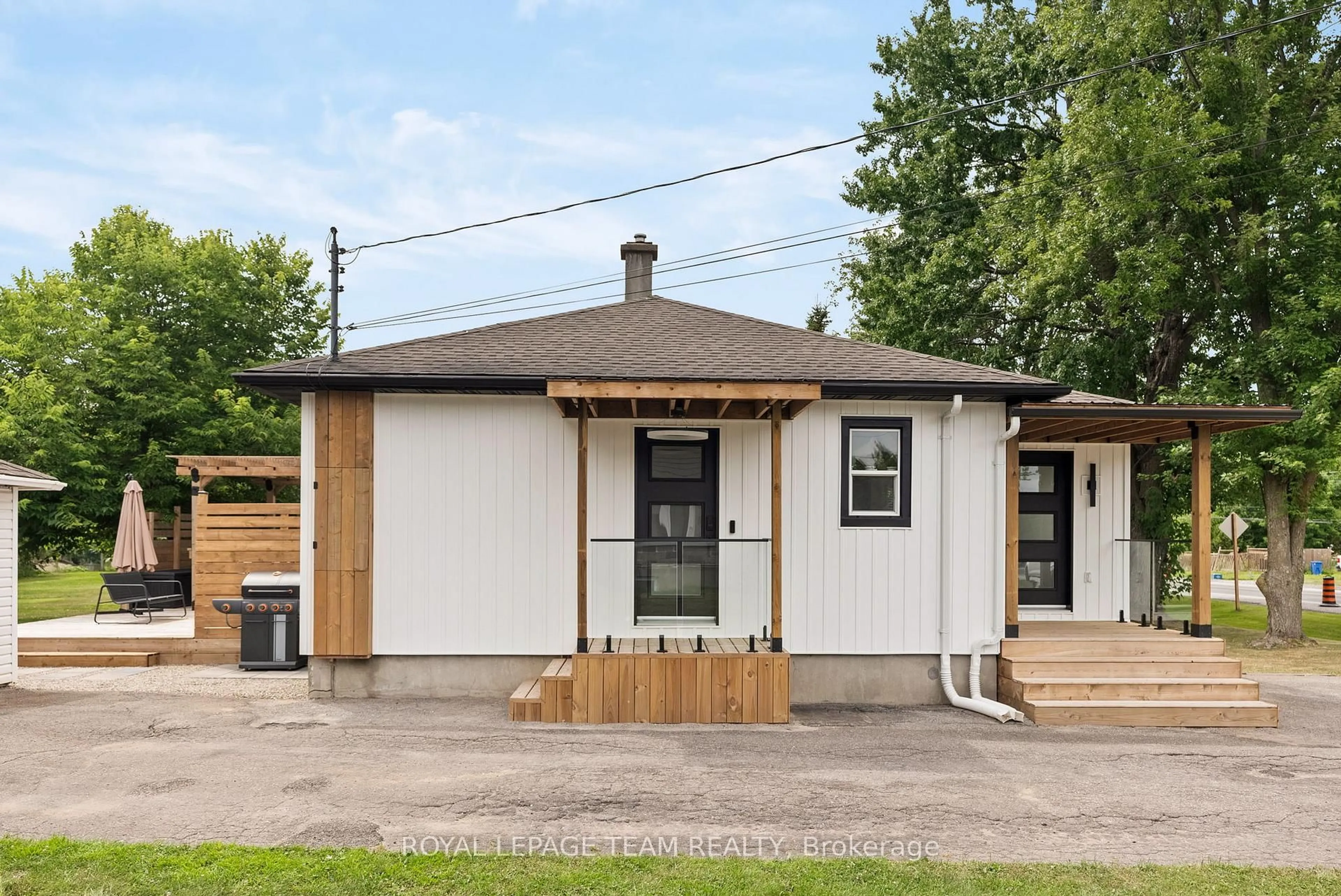 Home with vinyl exterior material, street for 8108 Victoria St, Metcalfe Ontario K0A 2P0