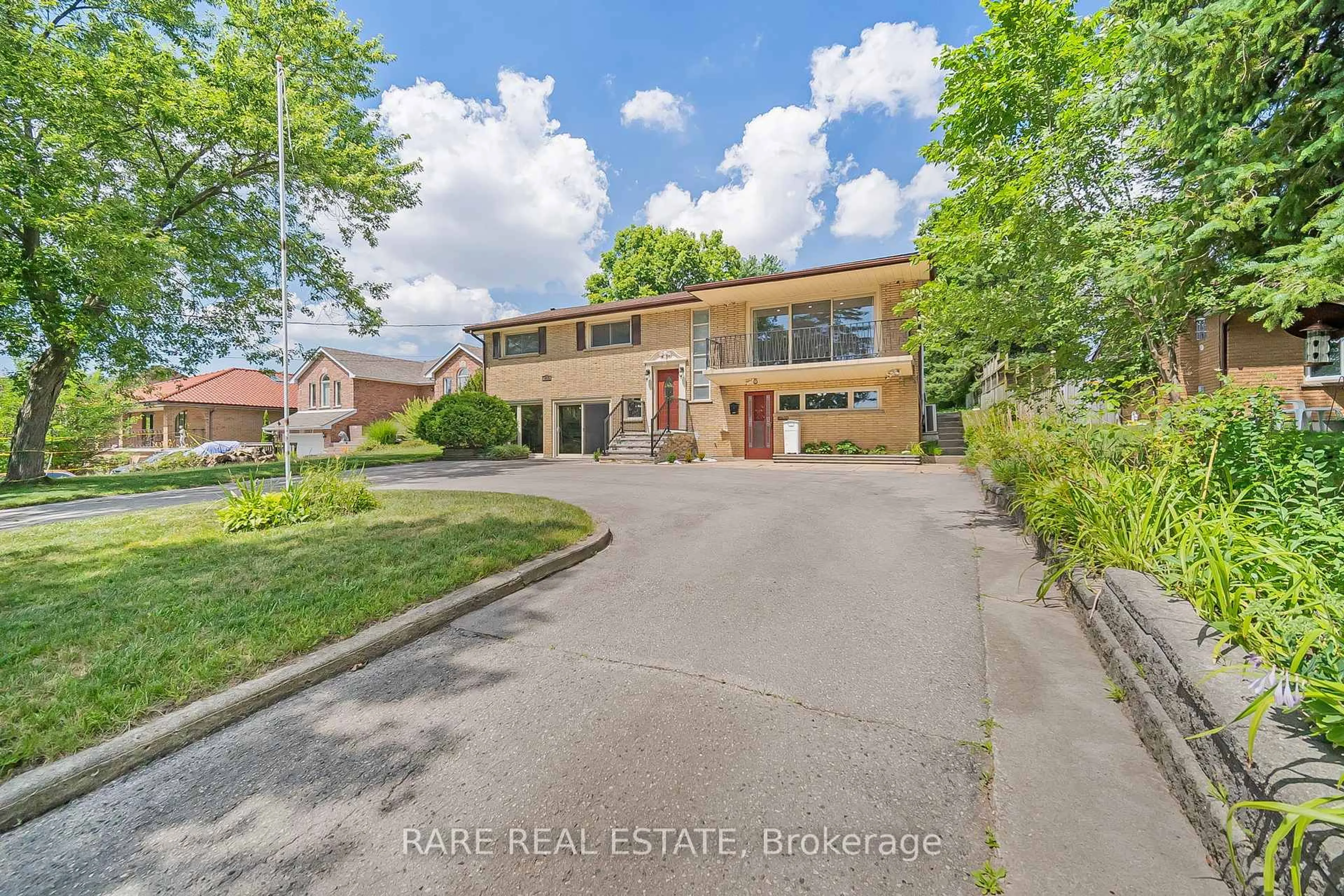 A pic from outside/outdoor area/front of a property/back of a property/a pic from drone, street for 1210 Hamilton Rd, London East Ontario N5W 1A9