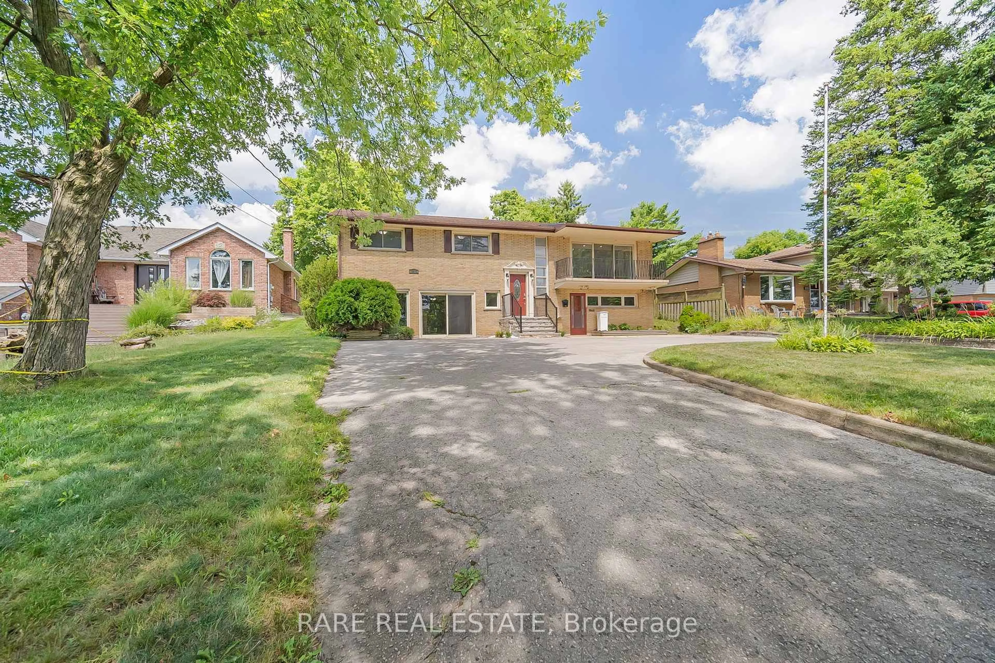 A pic from outside/outdoor area/front of a property/back of a property/a pic from drone, street for 1210 Hamilton Rd, London East Ontario N5W 1A9