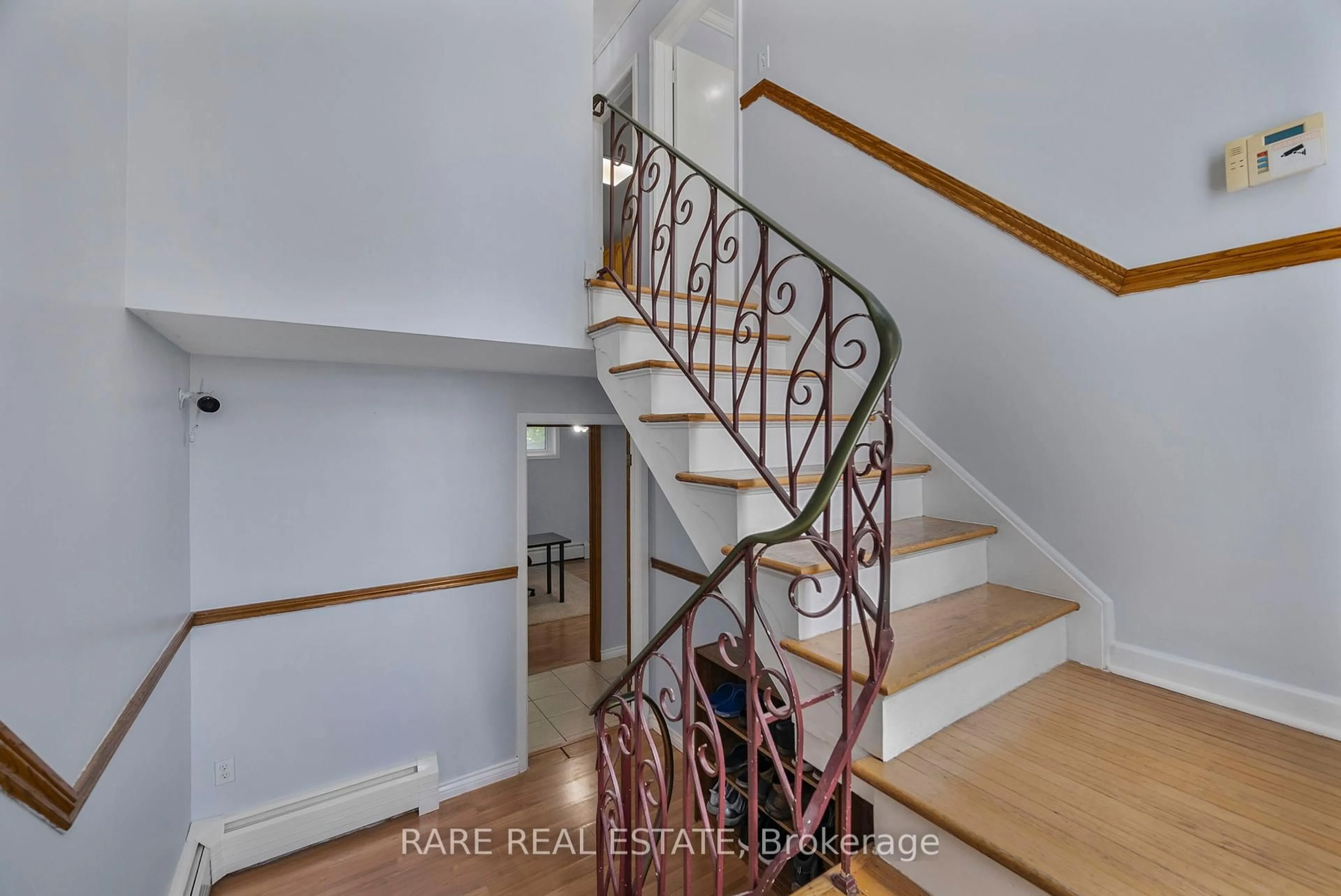 Stairs for 1210 Hamilton Rd, London East Ontario N5W 1A9