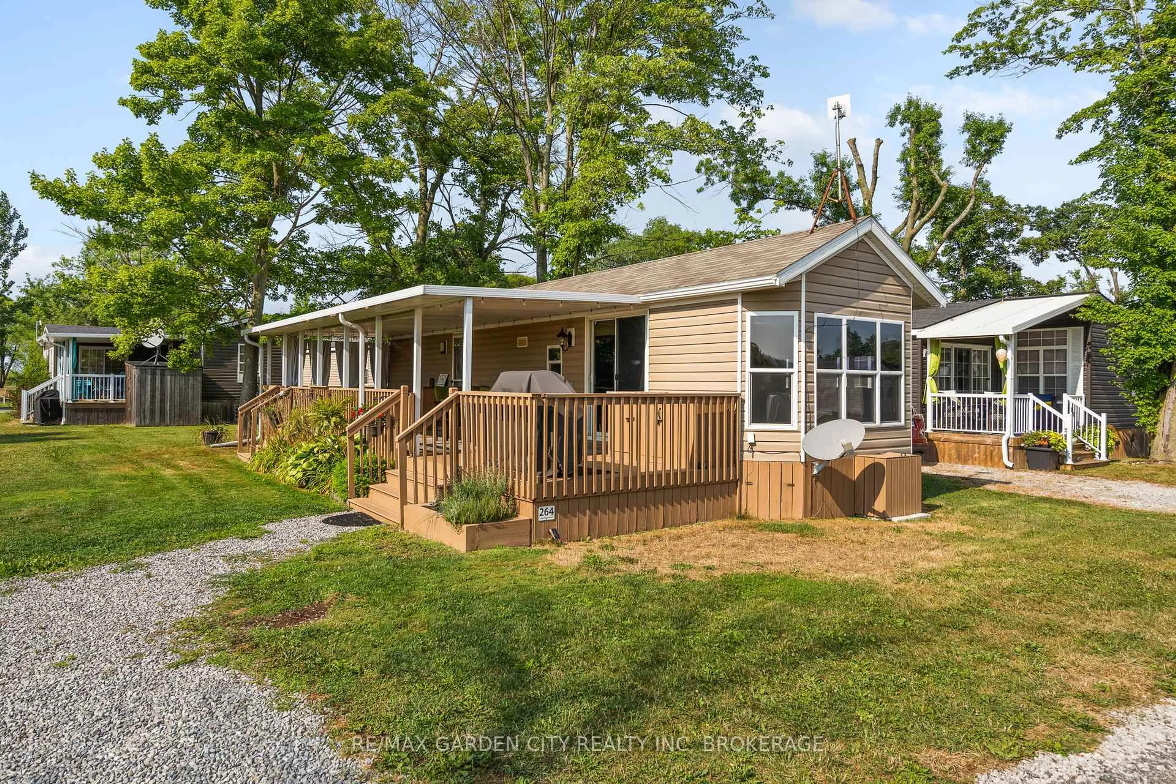Home with vinyl exterior material, street for 1501 LINE 8 Rd #264, Niagara-on-the-Lake Ontario L0S 1J0