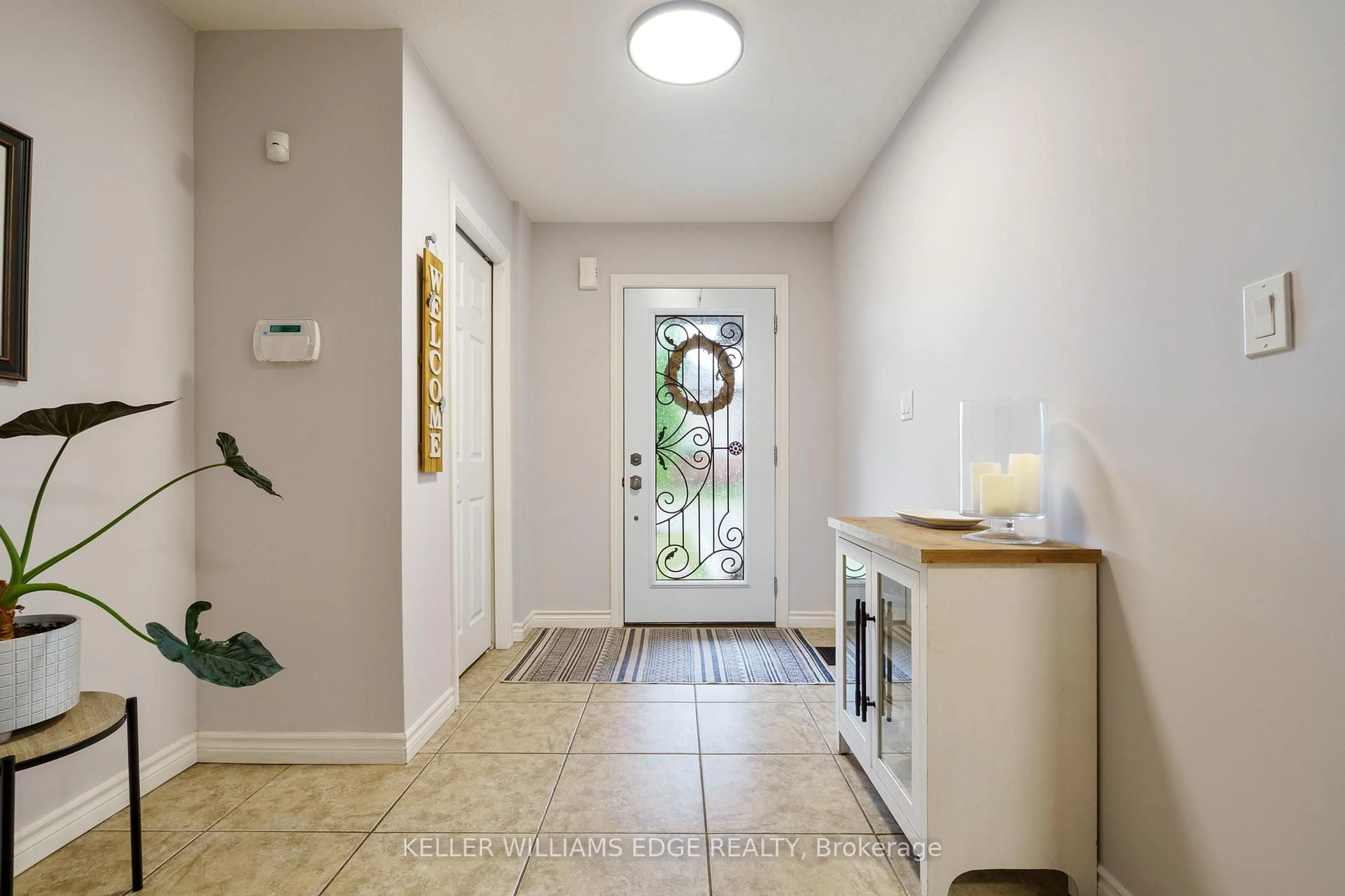 Indoor entryway for 40 Stoneglen Way, Hamilton Ontario L0R 1W0