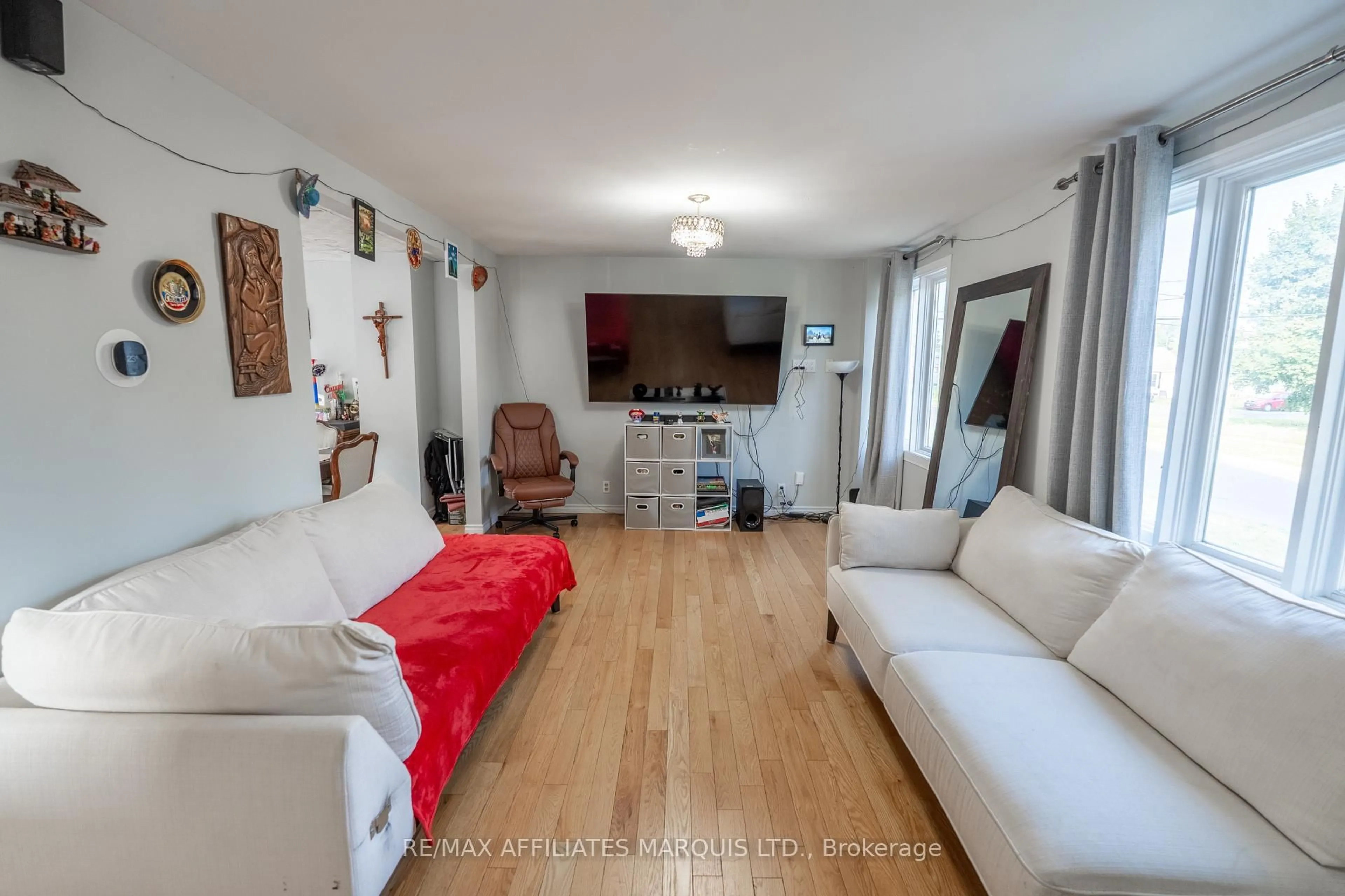 Living room with furniture, unknown for 41 12th St, Cornwall Ontario K6H 3A7