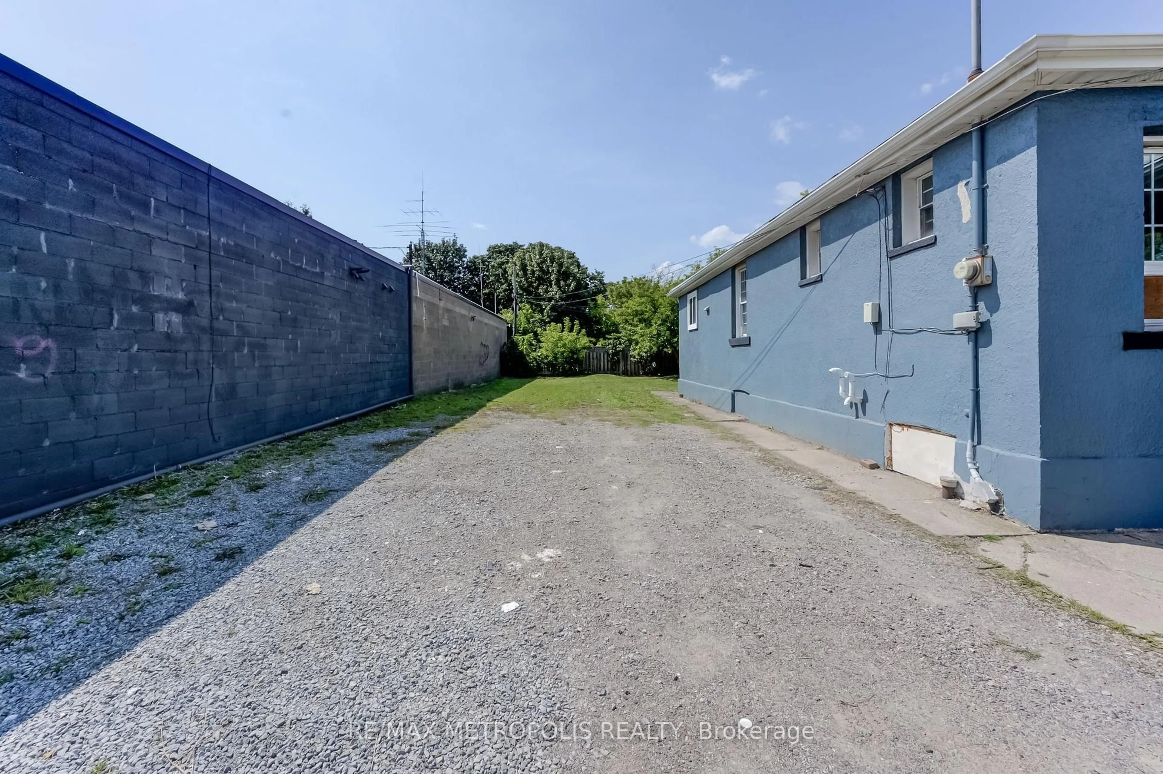 A pic from outside/outdoor area/front of a property/back of a property/a pic from drone, street for 157 KENILWORTH Ave, Hamilton Ontario L8H 4R9