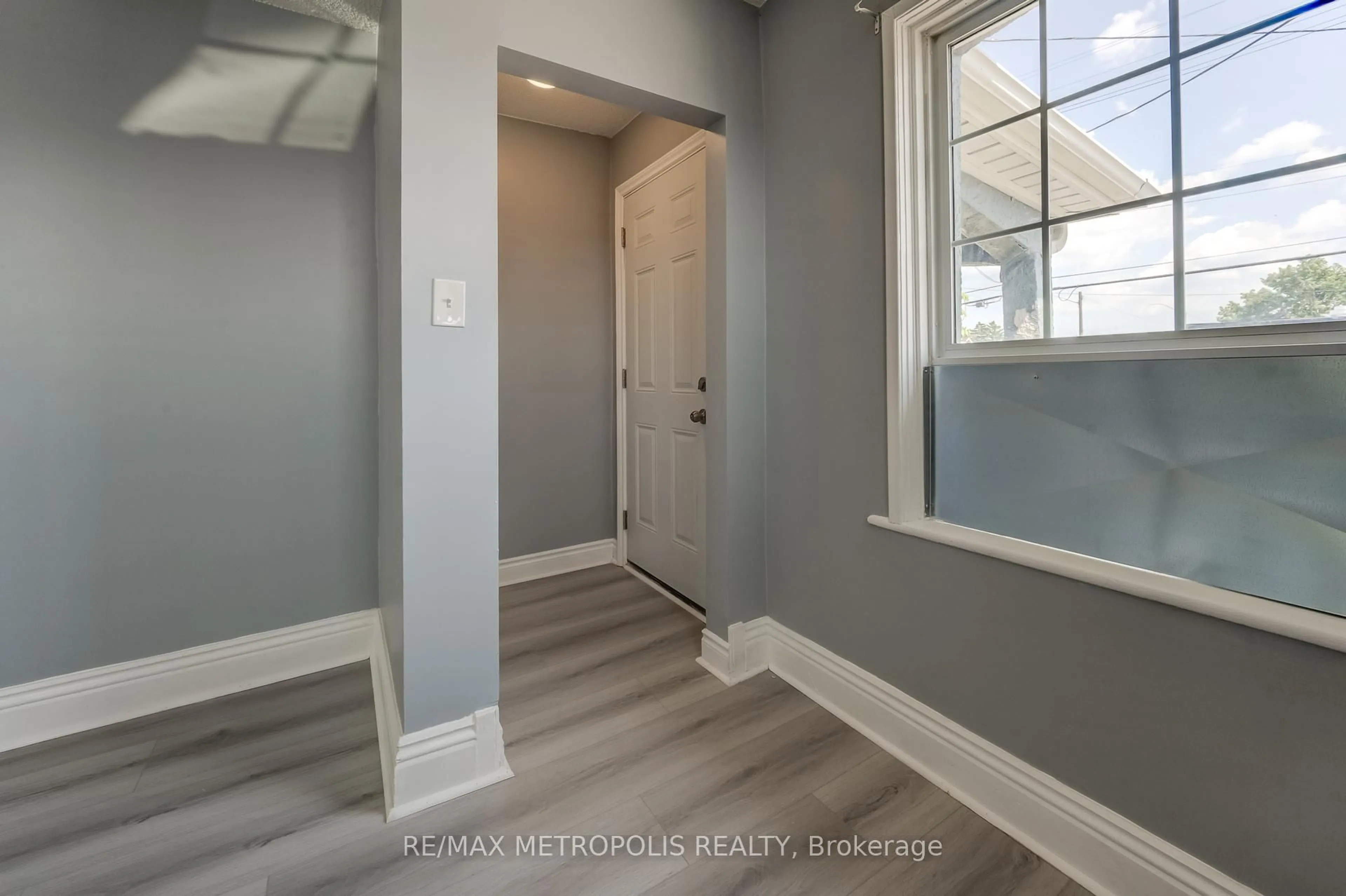 Indoor entryway for 157 KENILWORTH Ave, Hamilton Ontario L8H 4R9