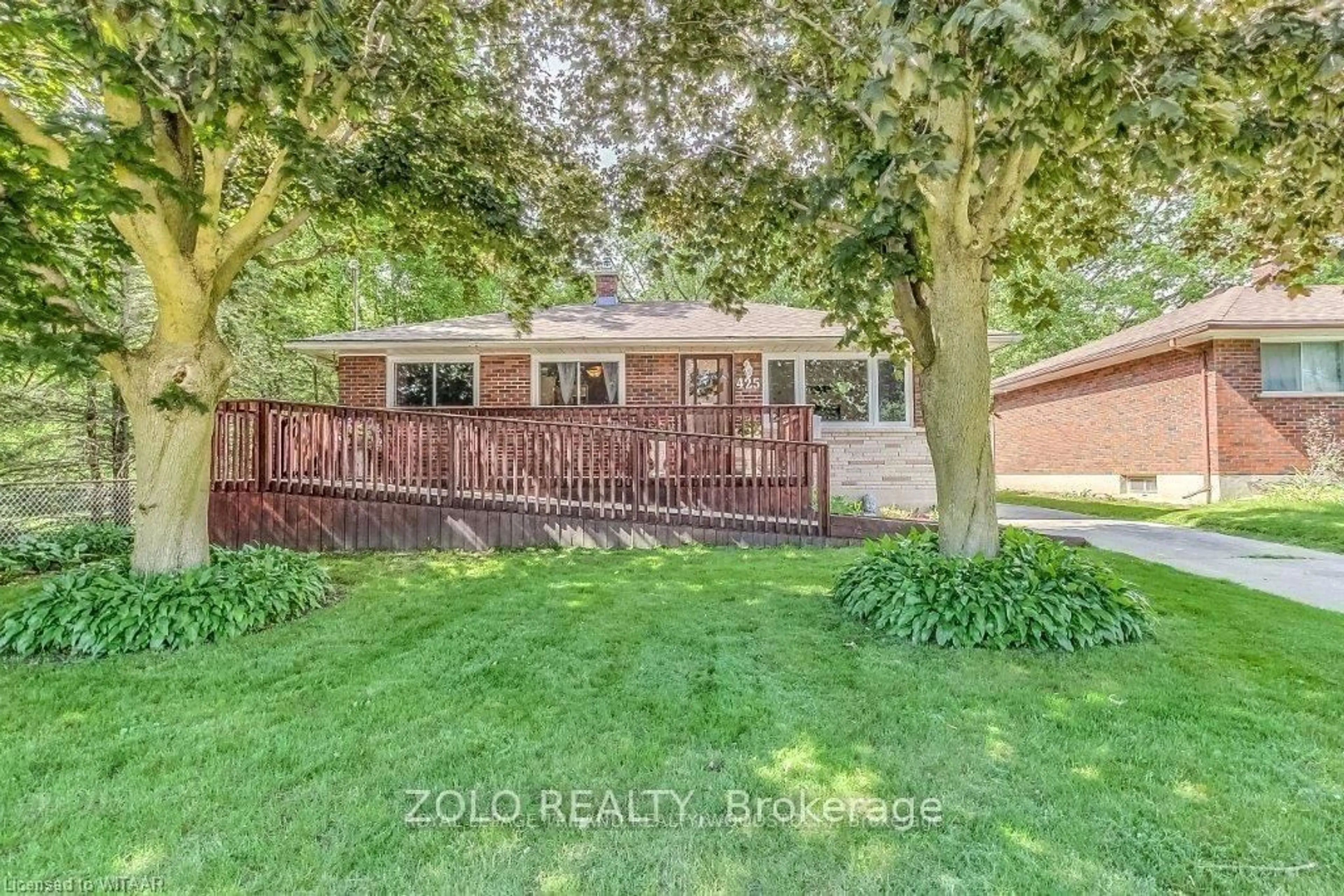 A pic from outside/outdoor area/front of a property/back of a property/a pic from drone, street for 425 Henry St, Woodstock Ontario N4S 1X2