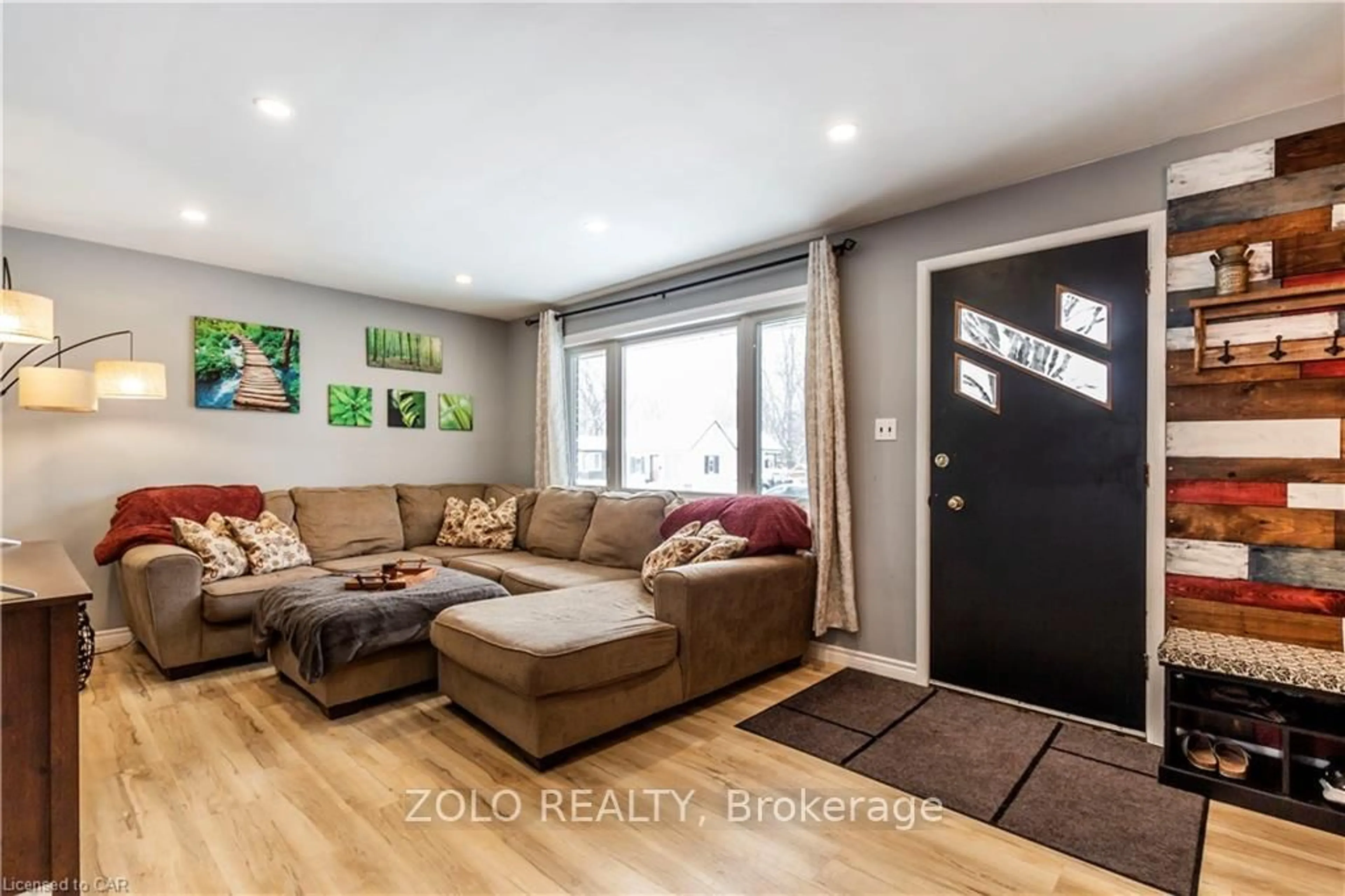 Living room with furniture, wood/laminate floor for 425 Henry St, Woodstock Ontario N4S 1X2