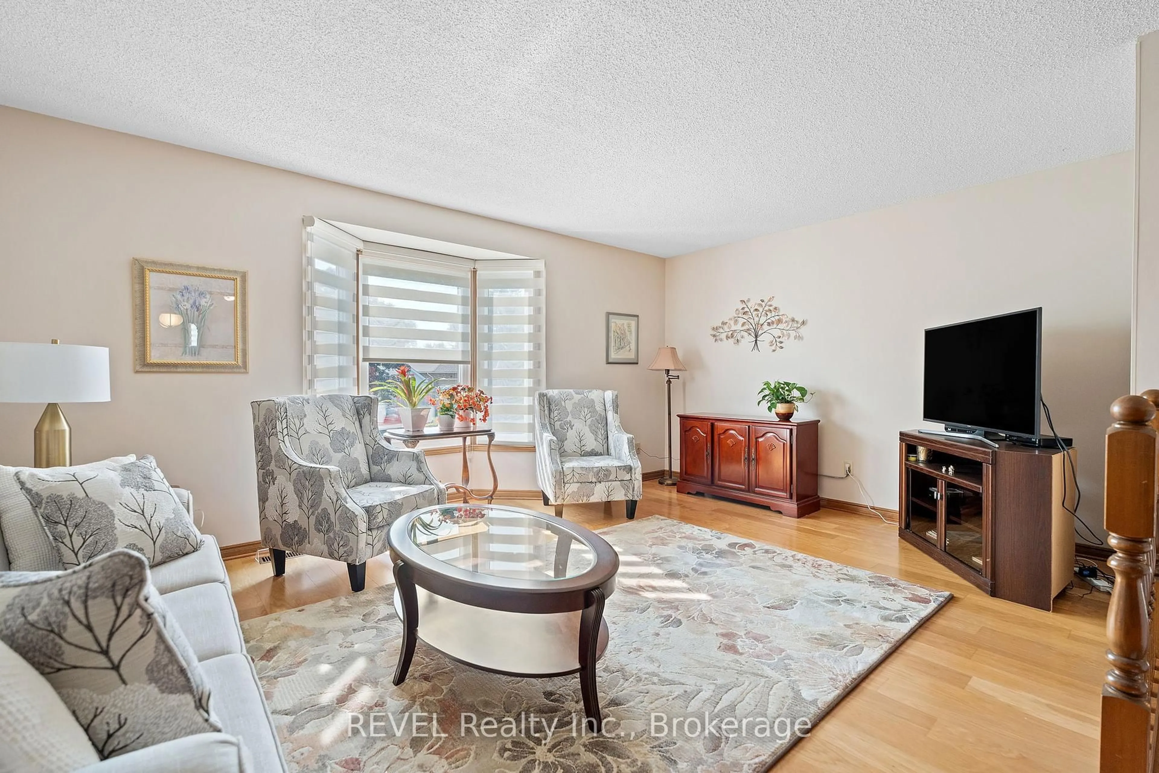 Living room with furniture, unknown for 73 Chapel Hill Cres, Welland Ontario L3C 6G8