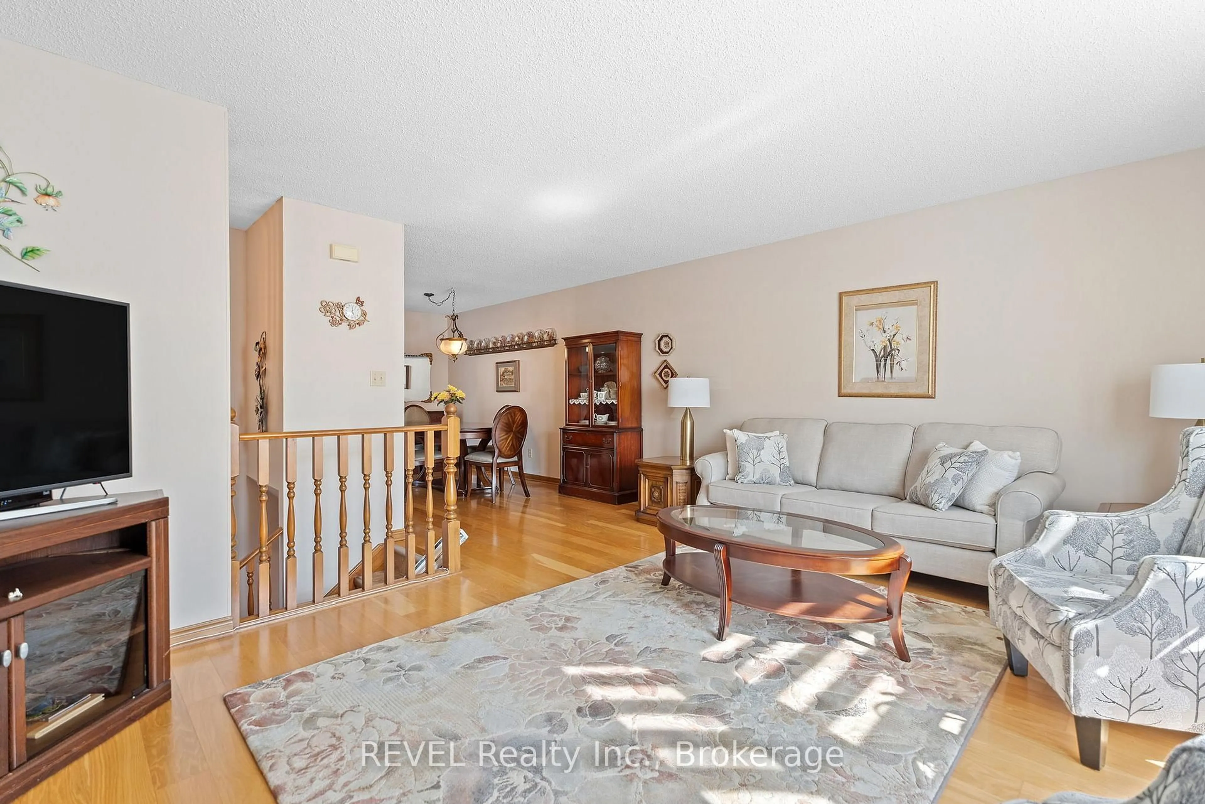 Living room with furniture, unknown for 73 Chapel Hill Cres, Welland Ontario L3C 6G8