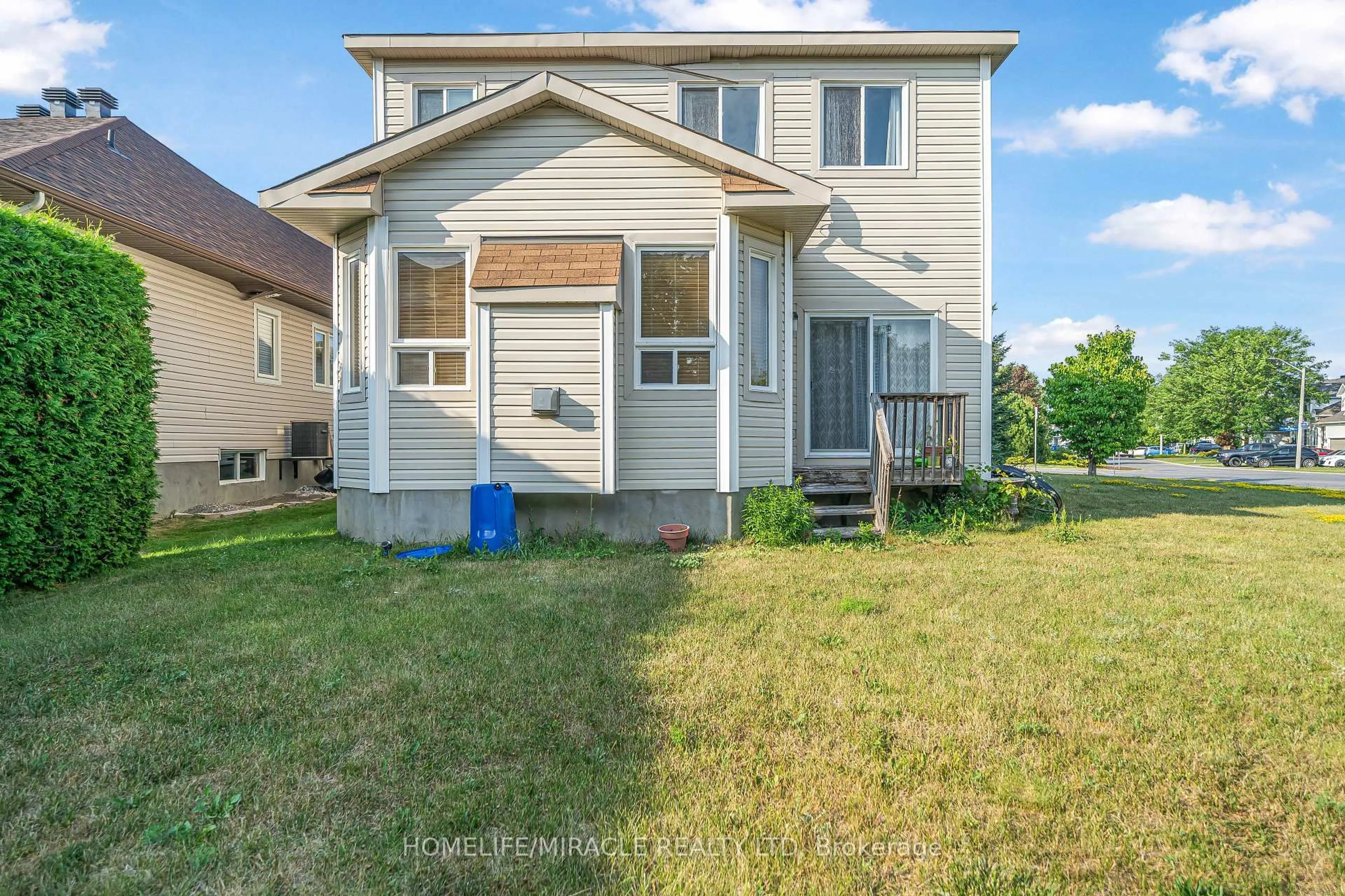 Home with vinyl exterior material, street for 356 West Ridge Dr, Stittsville Ontario K2S 2G8