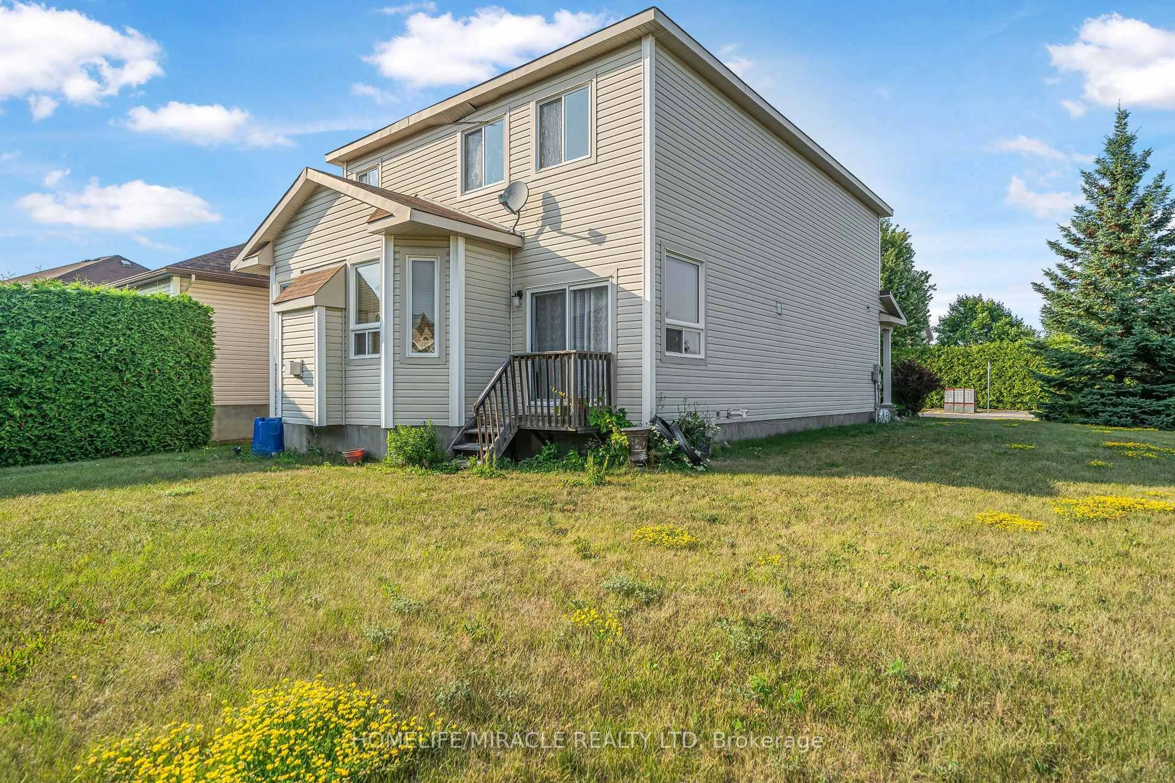 Home with vinyl exterior material, street for 356 West Ridge Dr, Stittsville Ontario K2S 2G8