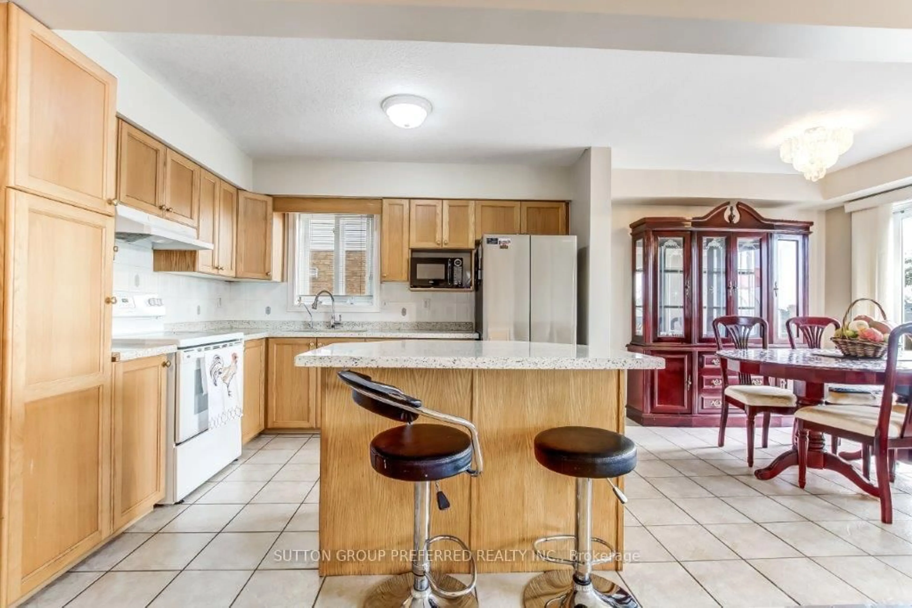 Open concept kitchen, ceramic/tile floor for 187 Hollyridge Cres, Kitchener Ontario N2N 3N4