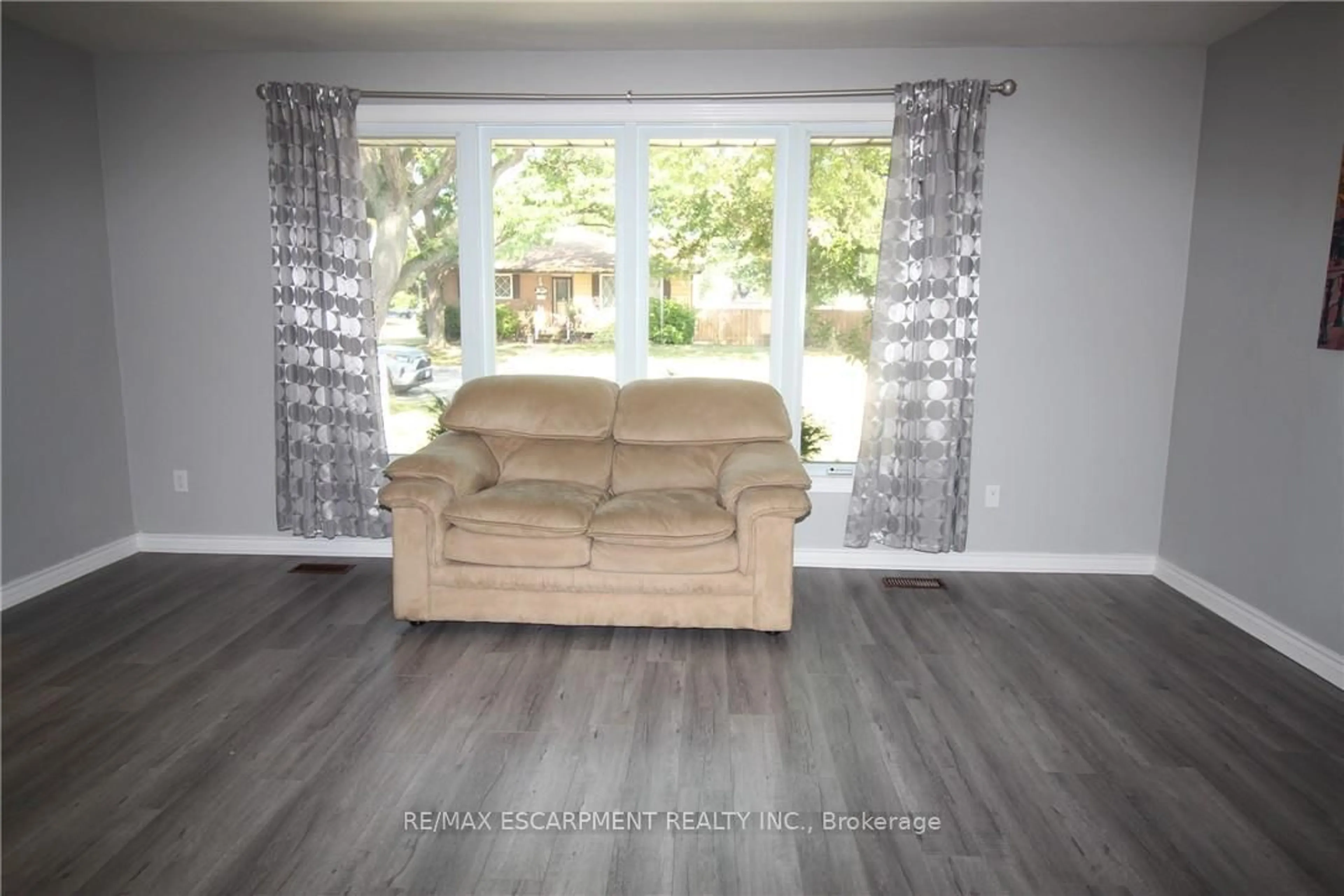 Living room with furniture, wood/laminate floor for 4 Purnell Dr, Hamilton Ontario L9C 4X9