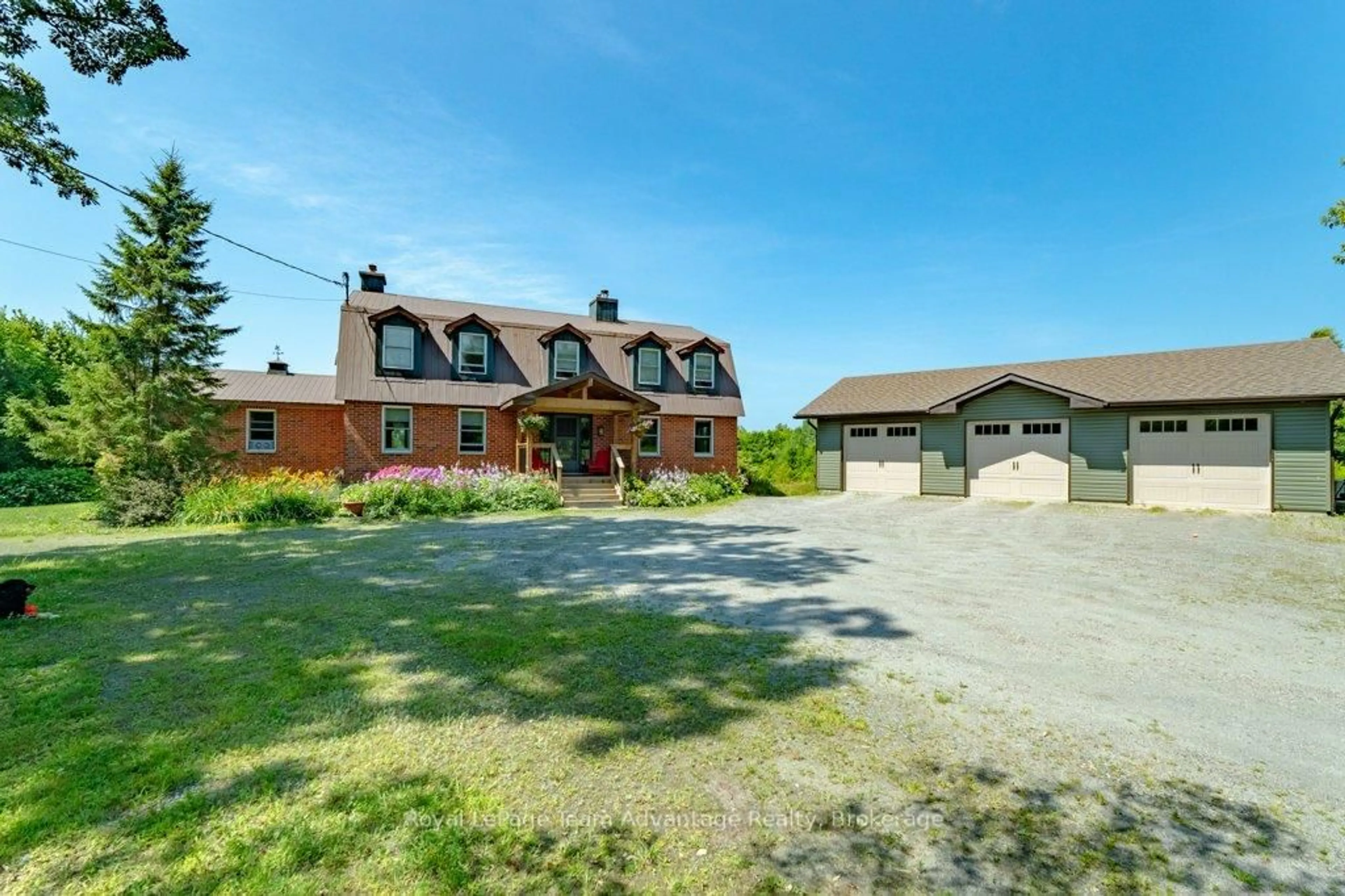 A pic from outside/outdoor area/front of a property/back of a property/a pic from drone, street for 25 Bradley Rd, Seguin Ontario P2A 0B6