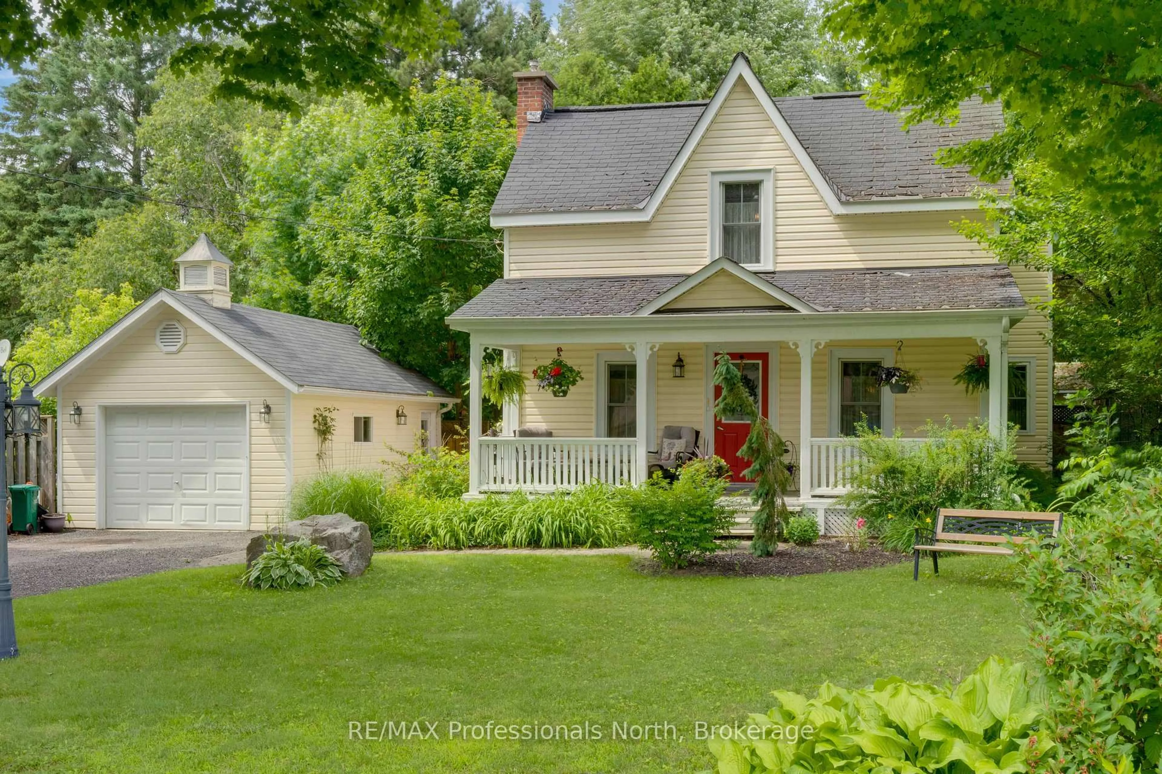 Home with vinyl exterior material, street for 550 WAGNER St, Gravenhurst Ontario P1P 1E1