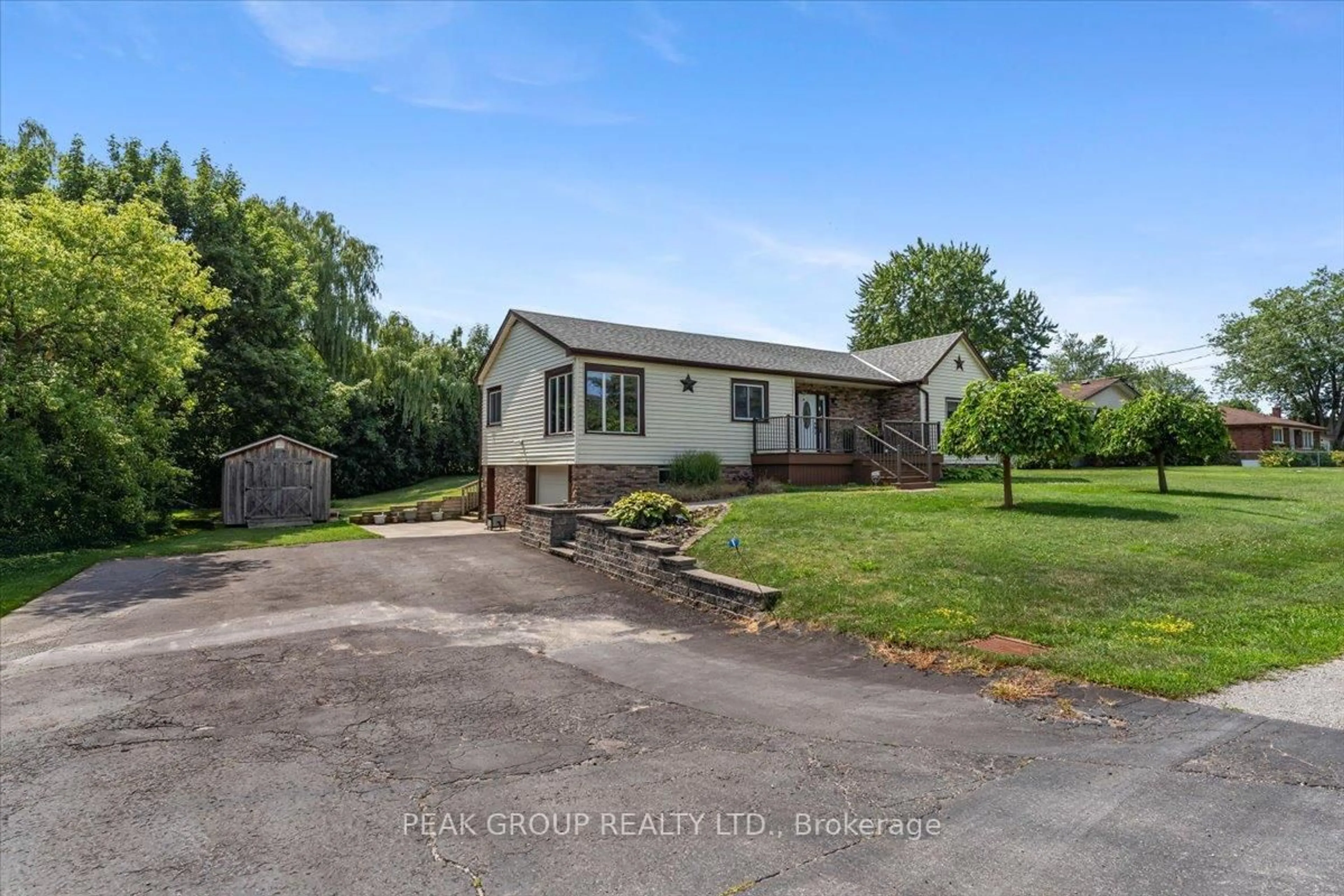 A pic from outside/outdoor area/front of a property/back of a property/a pic from drone, street for 4456 Lyons Creek Rd, Niagara Falls Ontario L2E 6S6